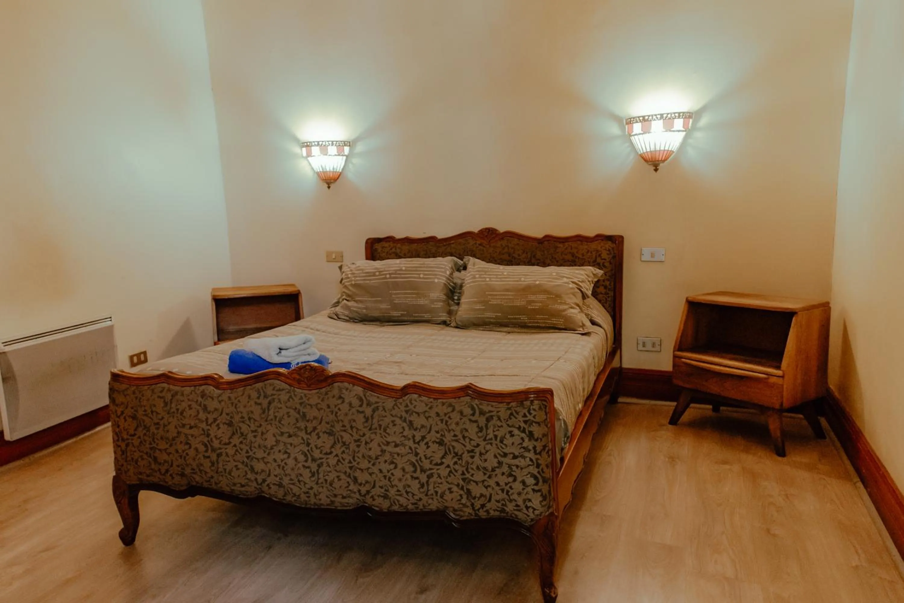 Double Room with Shared Bathroom in La Casa Roja Hostel