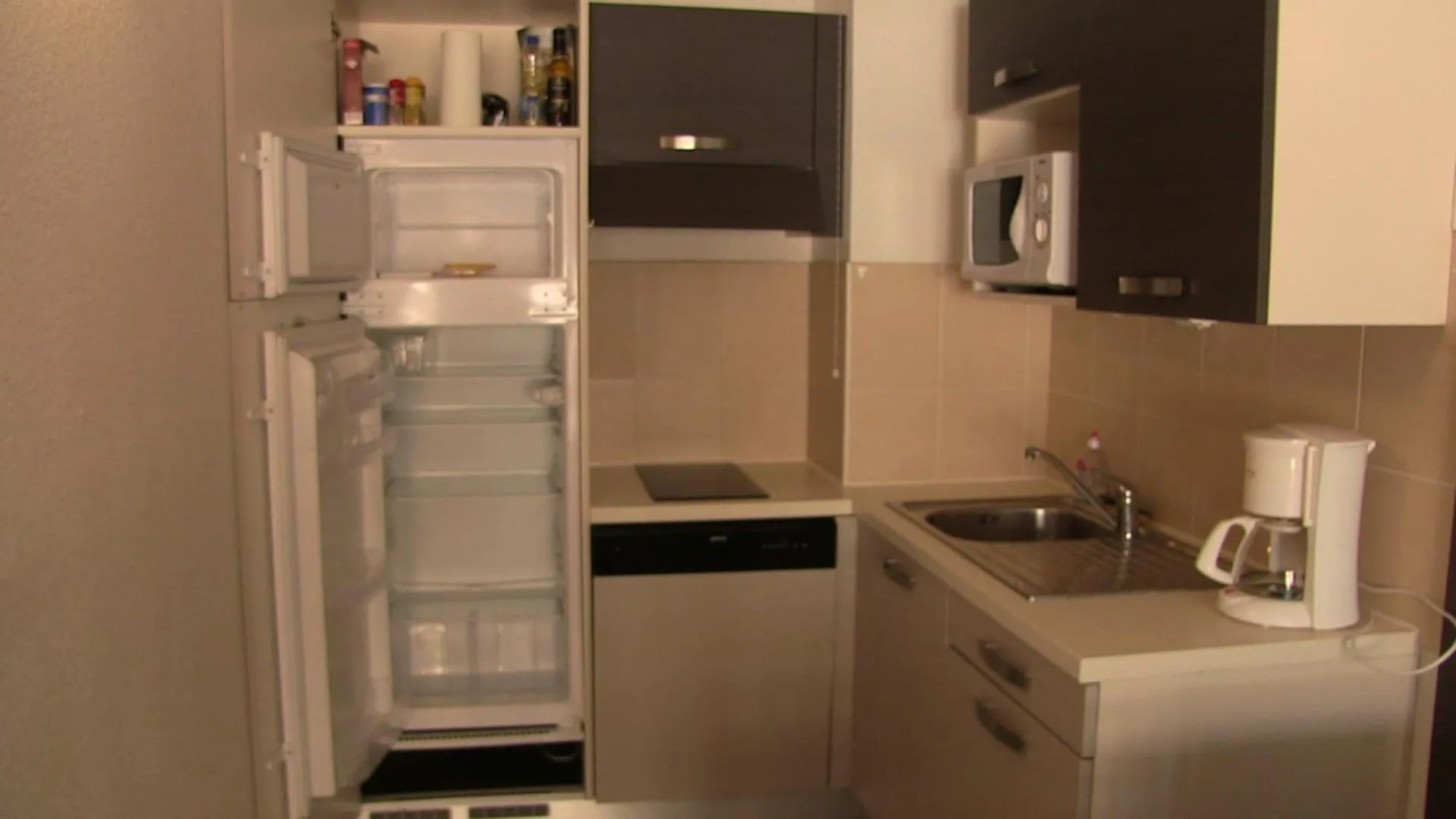 Kitchen or kitchenette in Residence VAL DAZUR VALBERG 2 PIECES