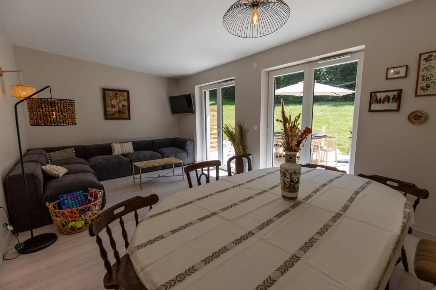 Living room, Bed in Gîte La Résilience, sur la piste de ski d'Autrans
