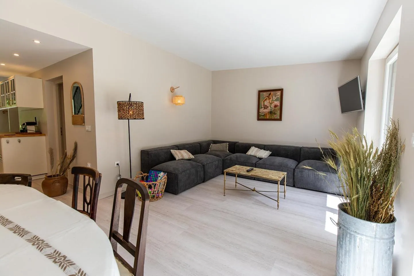Living room, Bed in Gîte La Résilience, sur la piste de ski d'Autrans
