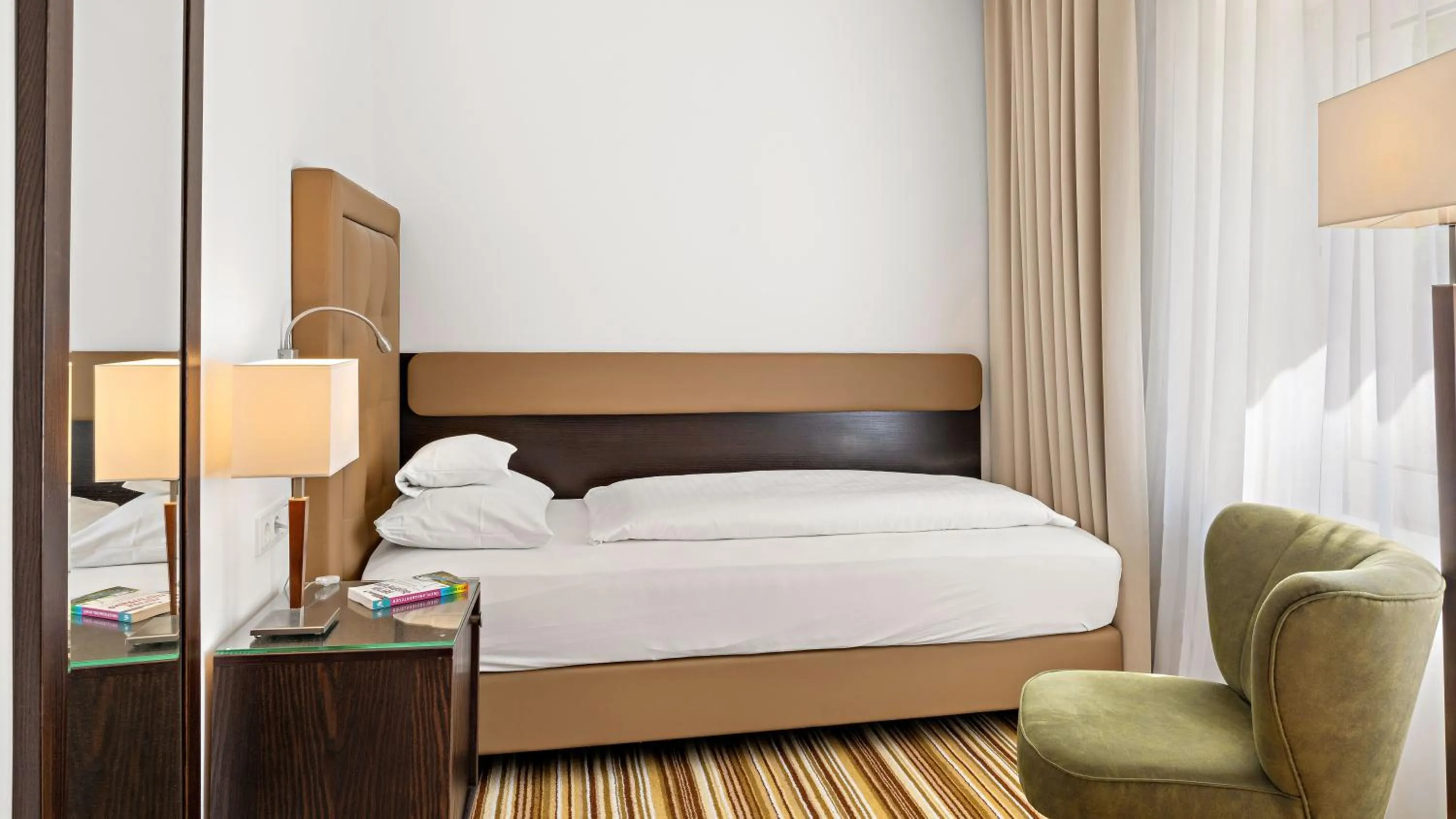 Photo of the whole room, Bed in Seehotel Mühlenhaus