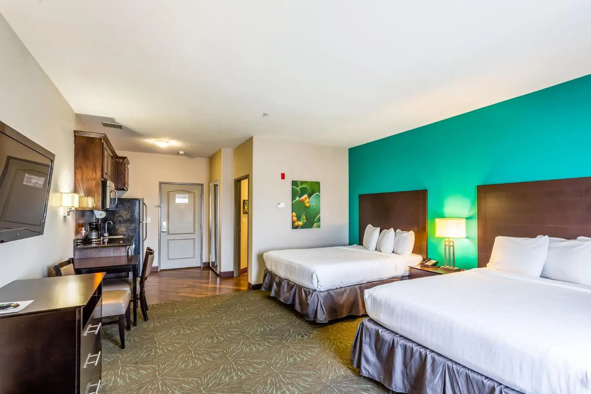 Restaurant/places to eat, Bed in Baymont by Wyndham Andrews TX Restaurant/places to eat, Bed in Baymont by Wyndham Andrews TX