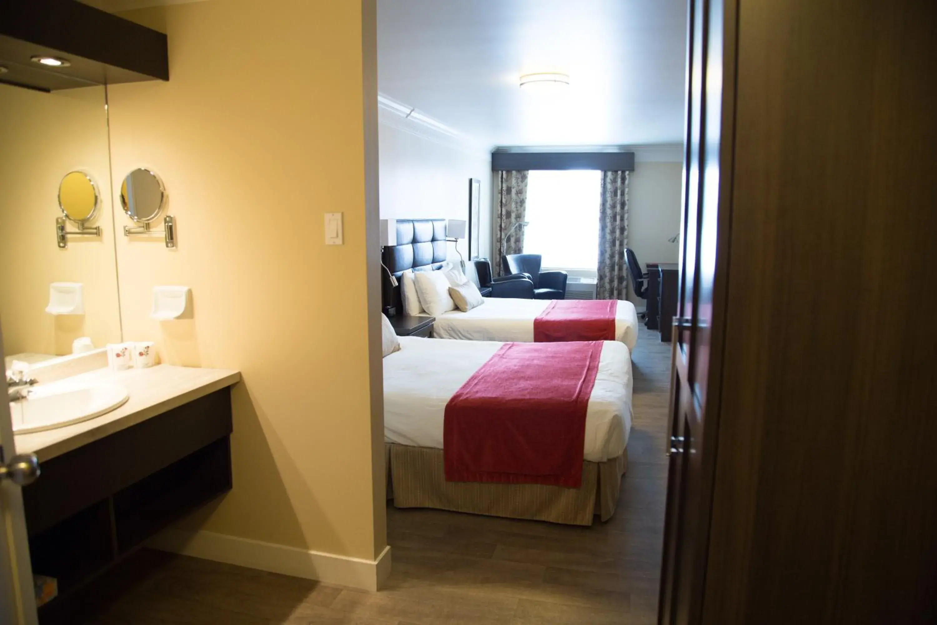 Queen Room with Two Queen Beds - single occupancy in Auberge l'Ambassadeur Queen Room with Two Queen Beds - single occupancy in Auberge l'Ambassadeur