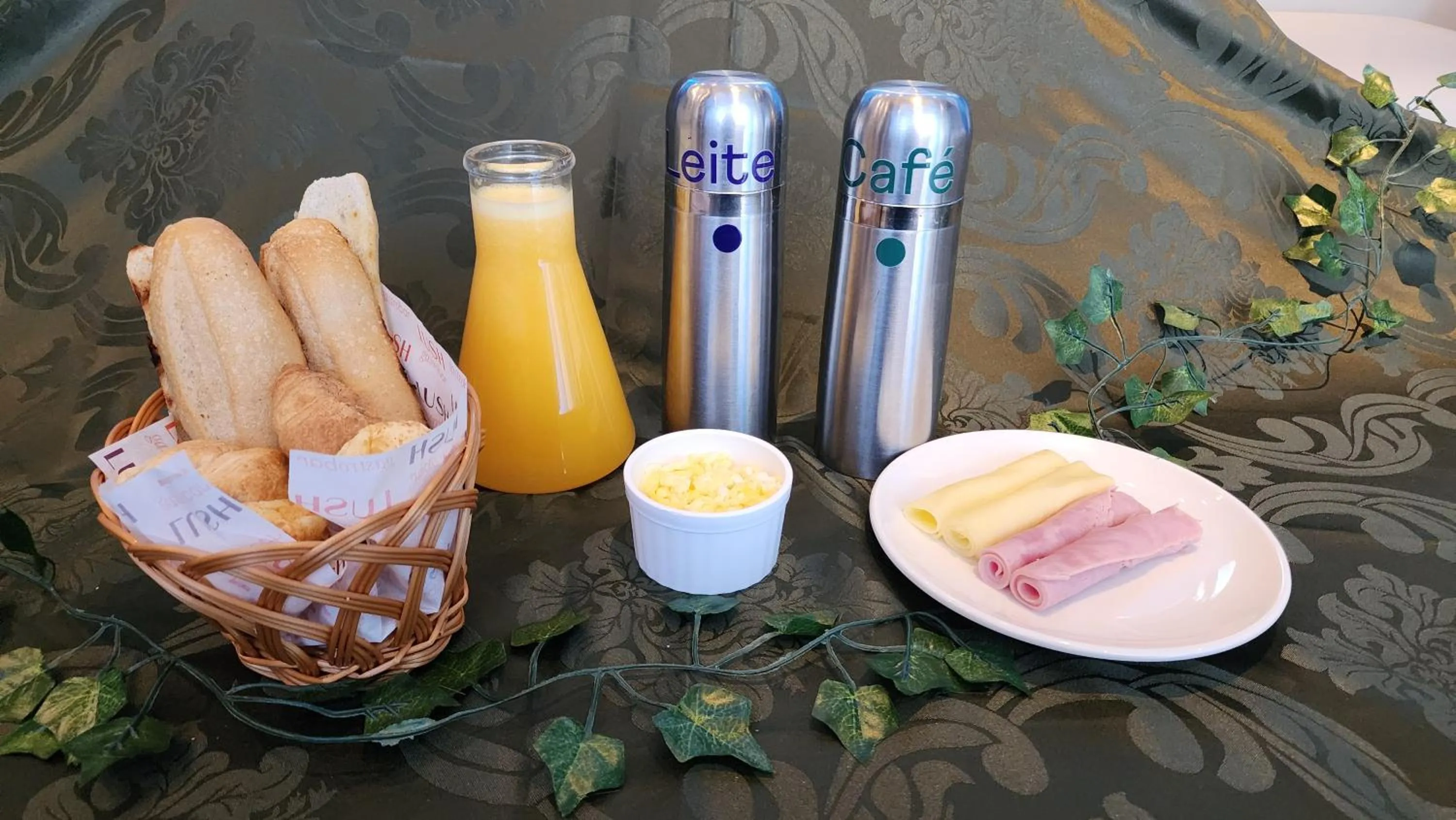 Breakfast in Lush Motel Ipiranga