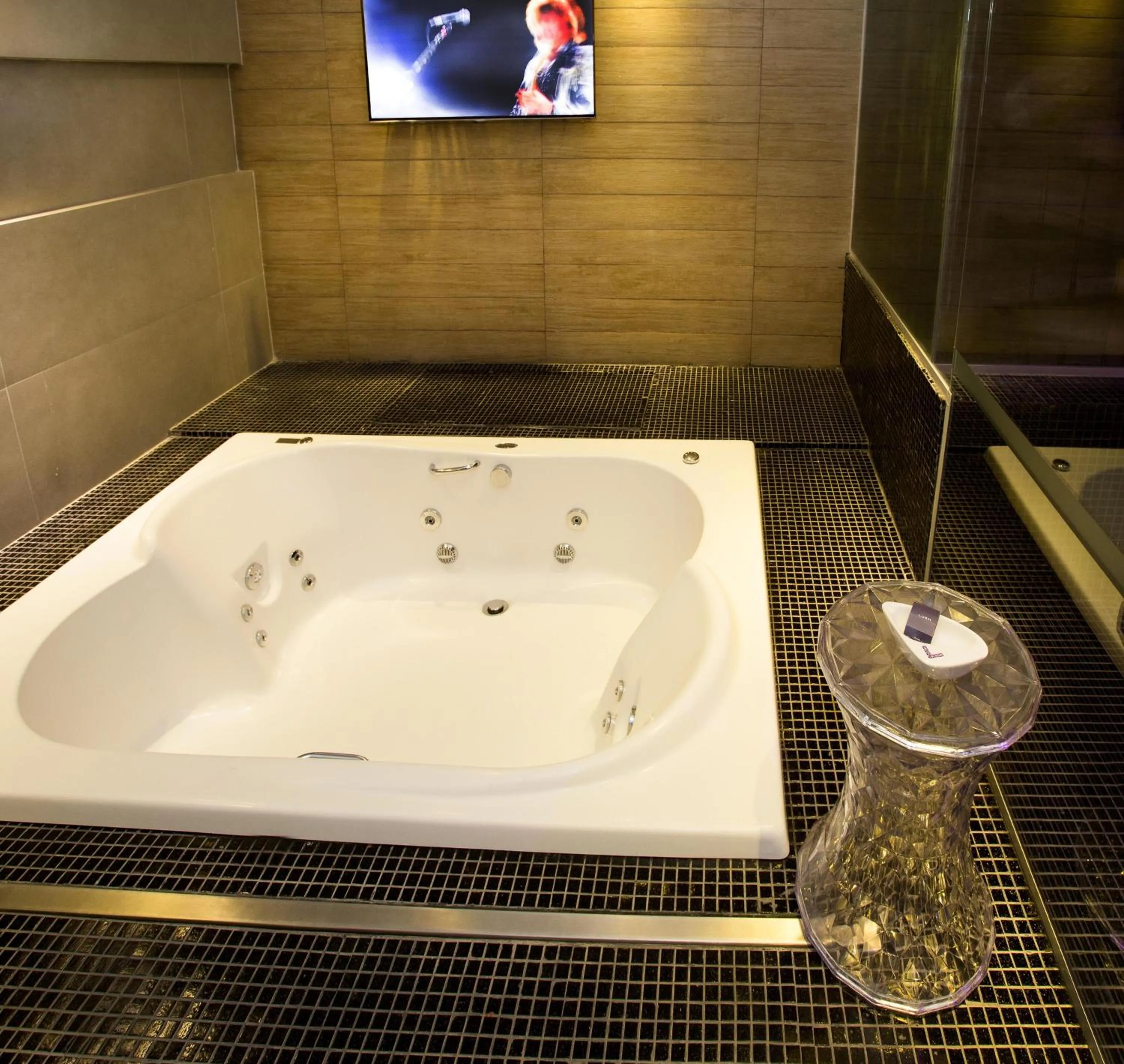 Hot Tub in Lush Motel Ipiranga