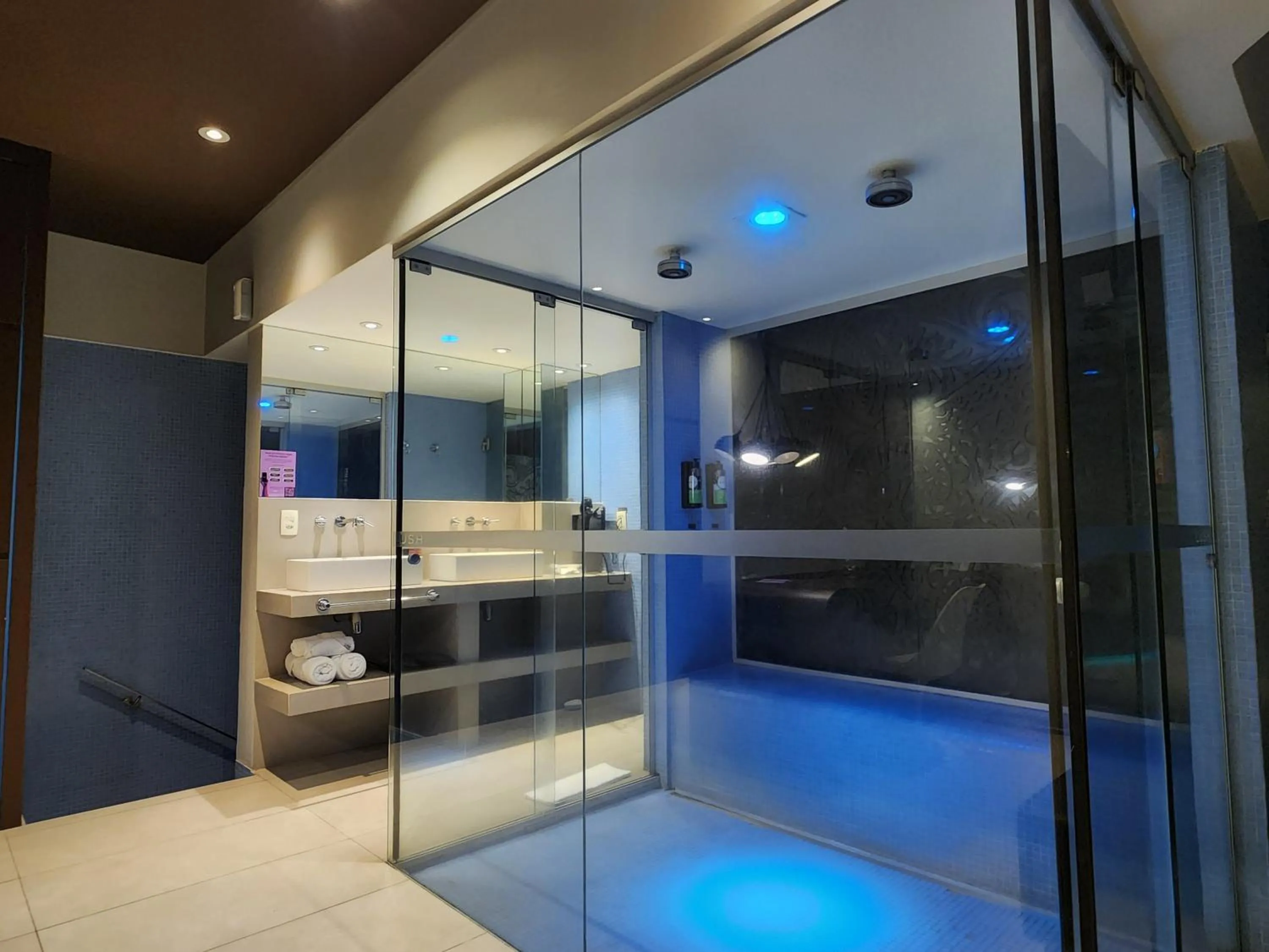 Shower in Lush Motel Ipiranga