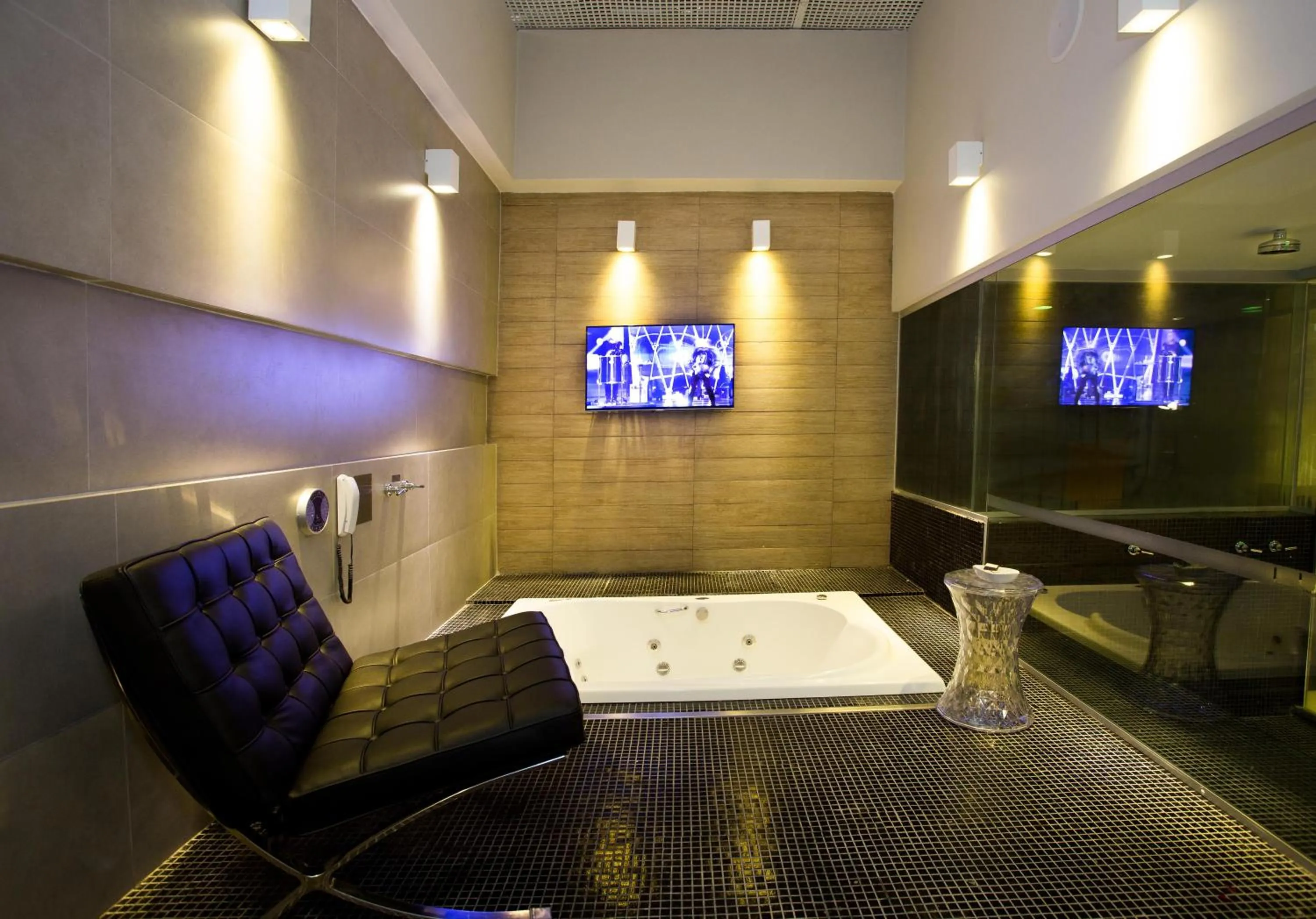 Hot Tub in Lush Motel Ipiranga