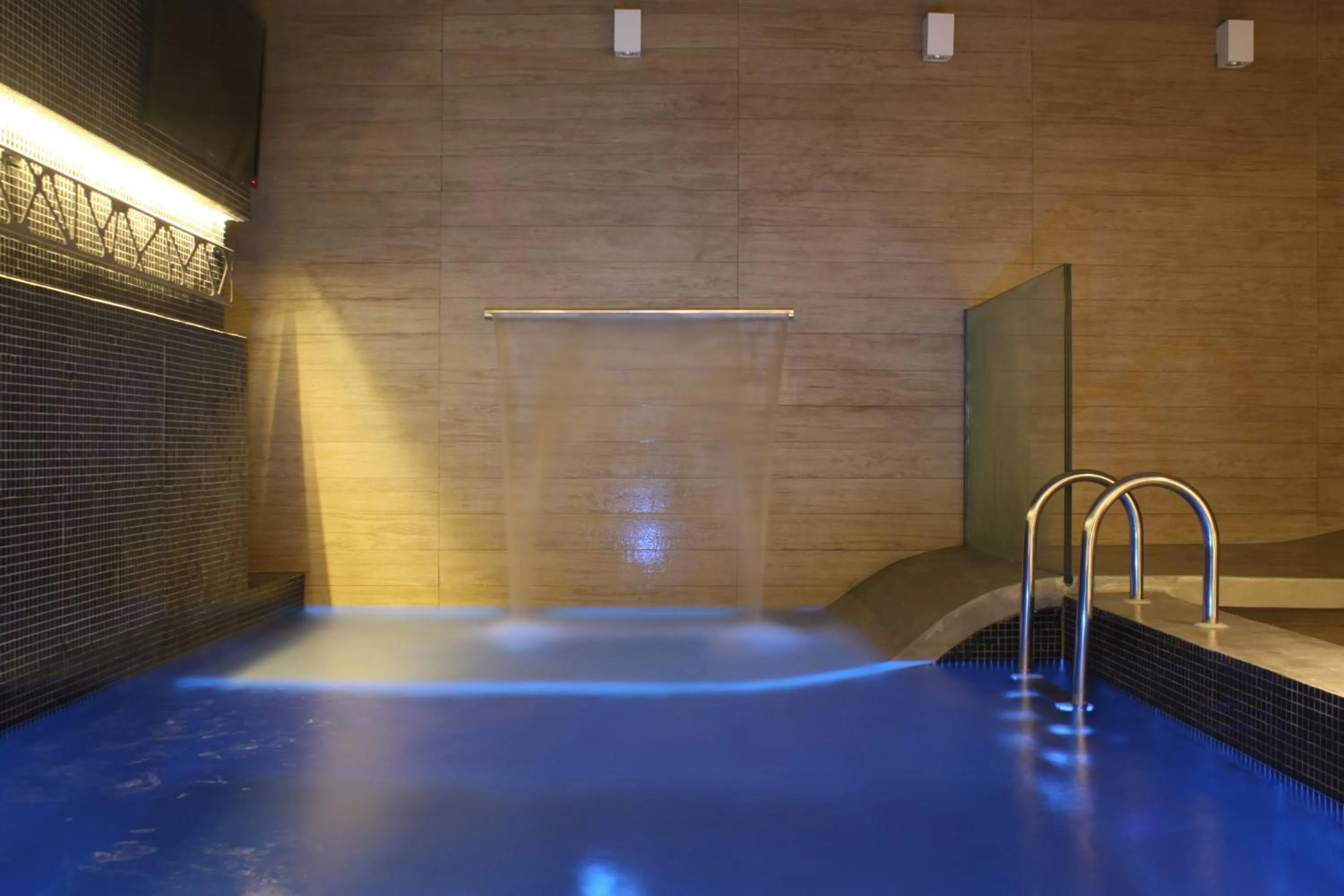 Swimming pool in Lush Motel Ipiranga