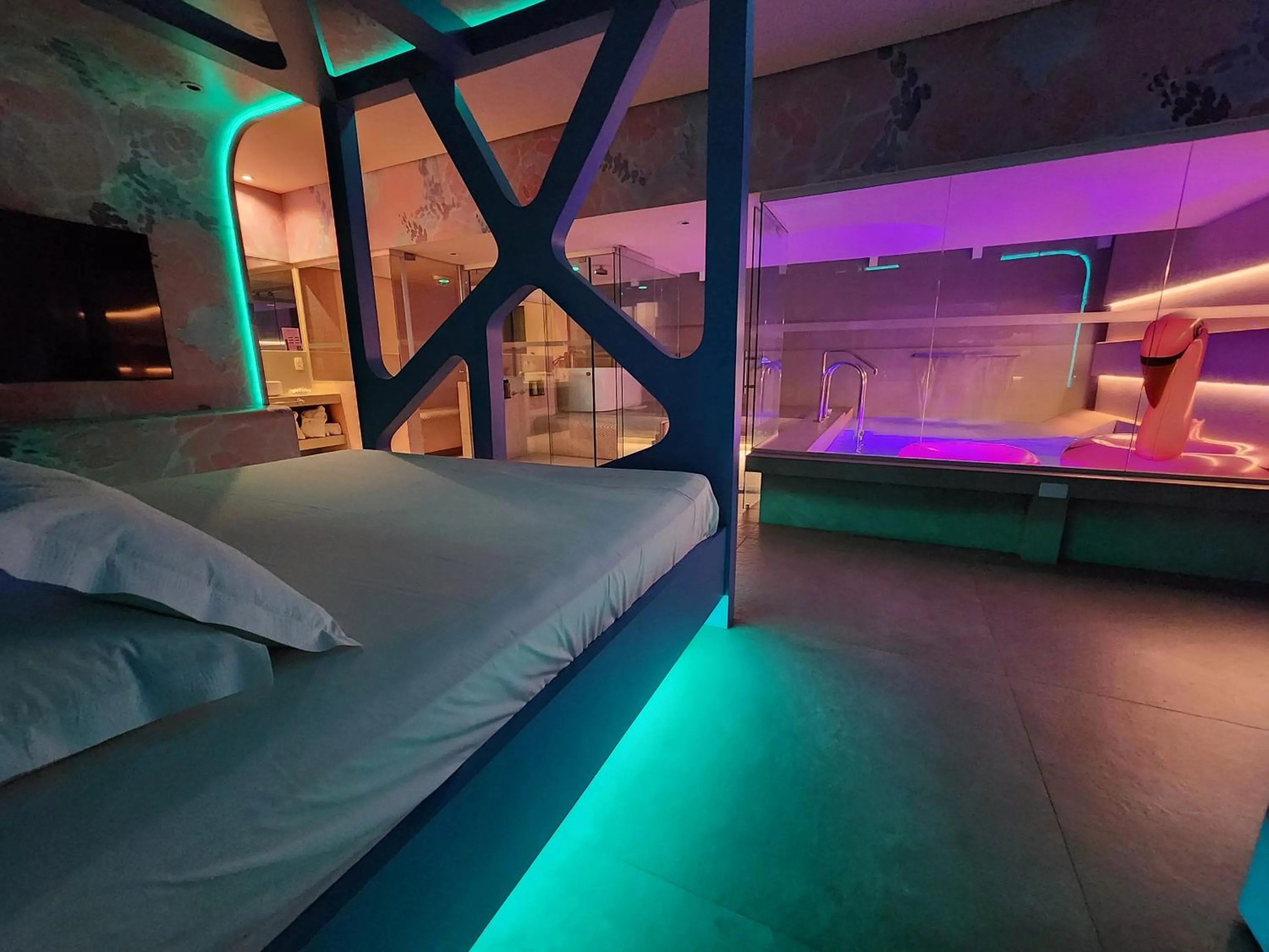 Swimming pool, Bed in Lush Motel Ipiranga