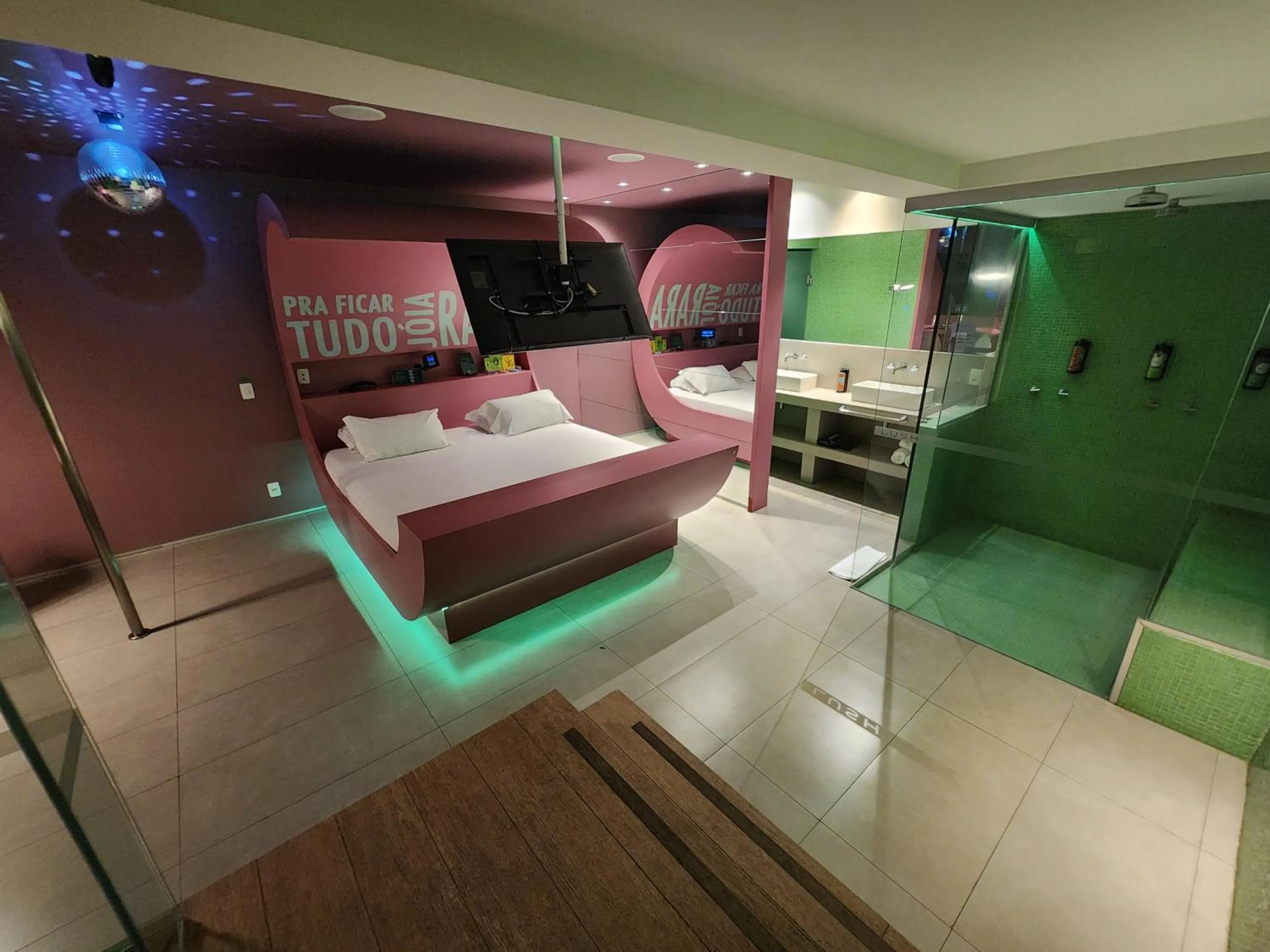 Shower, Bed in Lush Motel Ipiranga