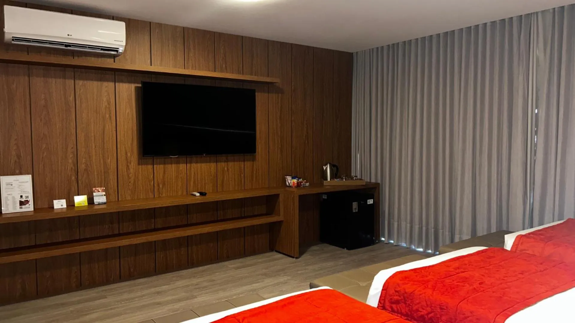 Communal lounge/ TV room, Bed in Jade Hotel Brasília