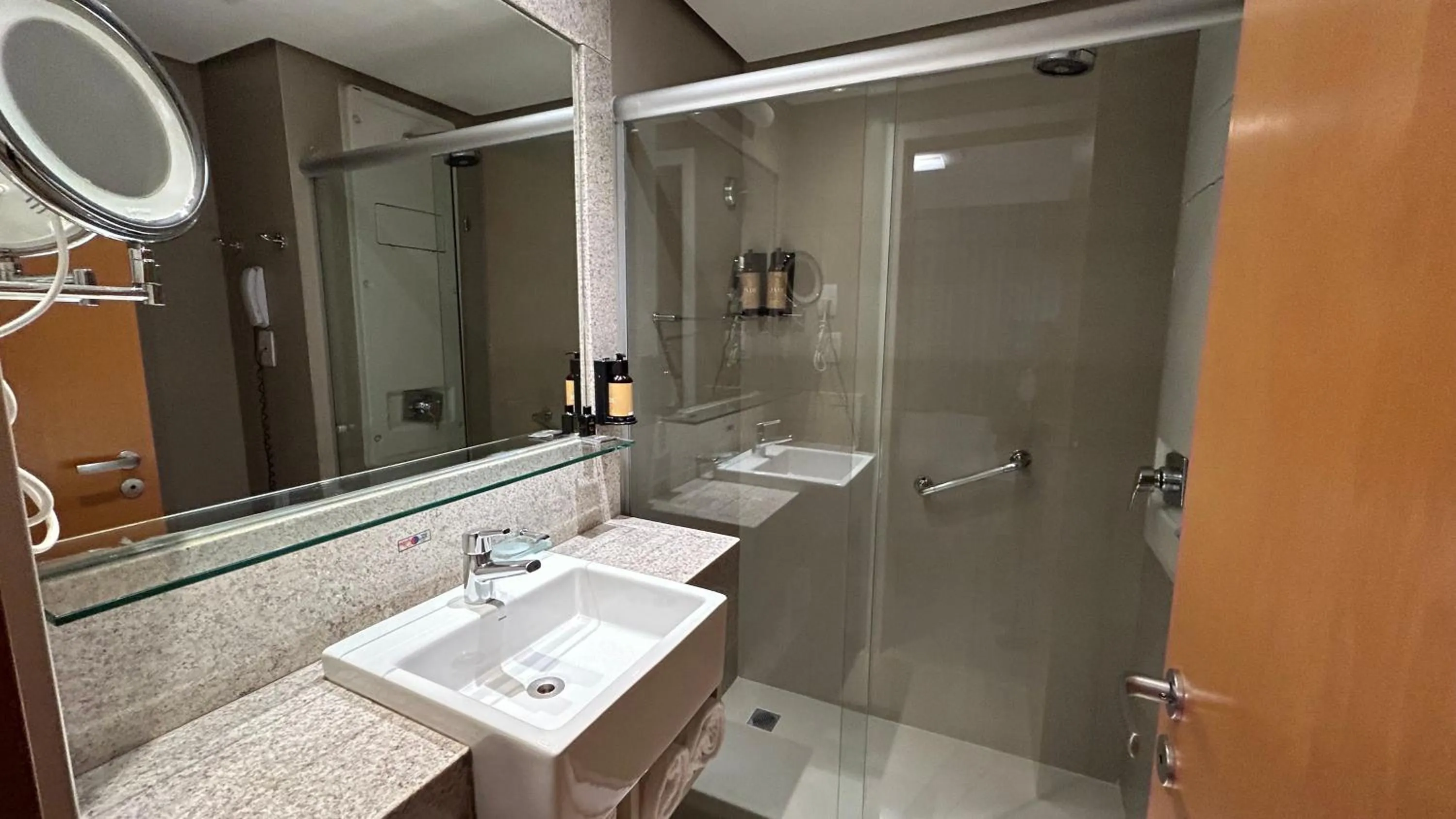 Shower in Jade Hotel Brasília