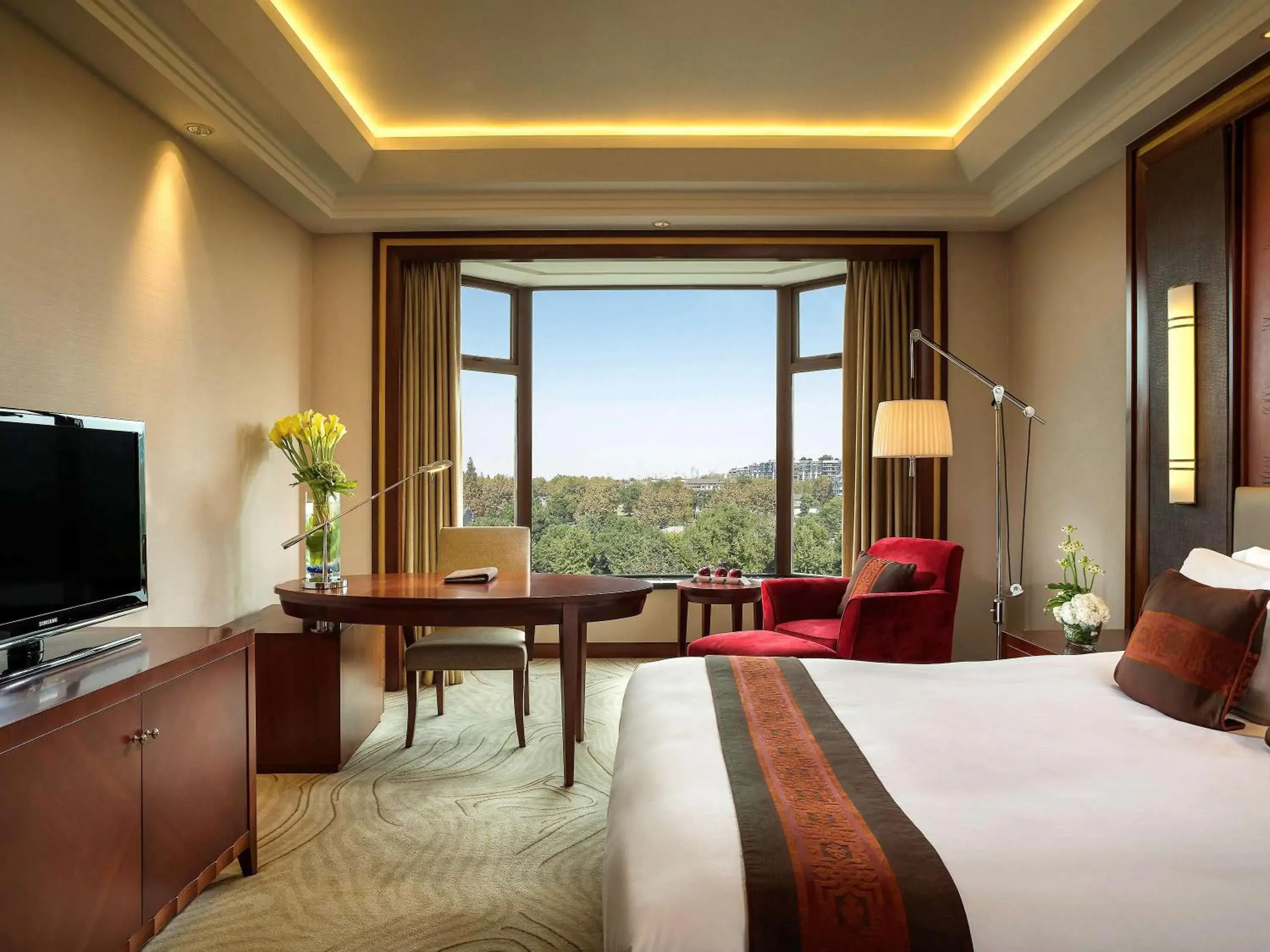 Bedroom, Bed in Sofitel Hangzhou Westlake - Few steps to West Lake, with panoramic lake view terrace Bedroom, Bed in Sofitel Hangzhou Westlake - Few steps to West Lake, with panoramic lake view terrace