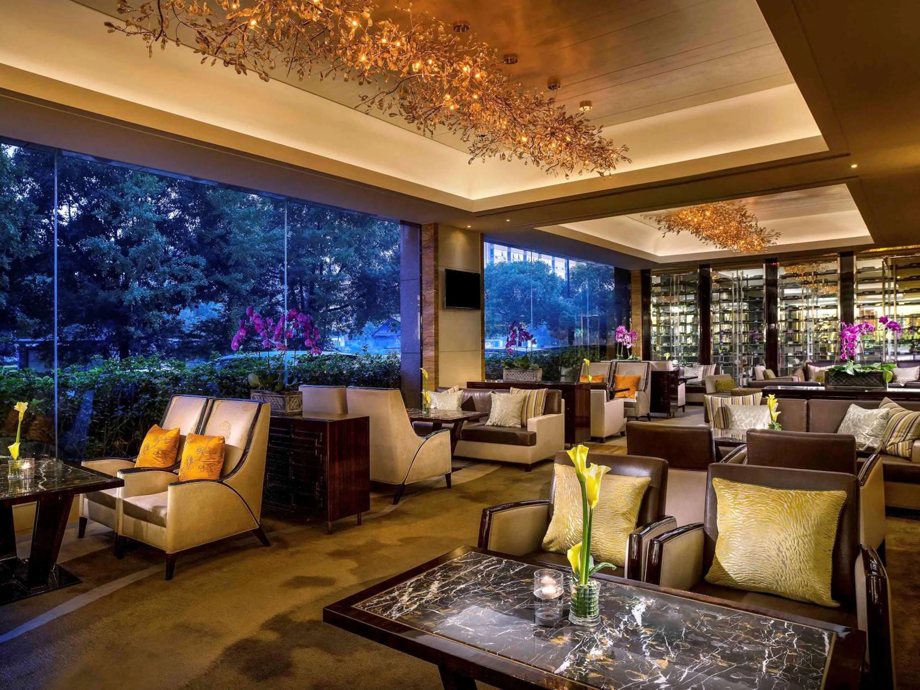 Lounge or bar in Sofitel Hangzhou Westlake - Few steps to West Lake, with panoramic lake view terrace
