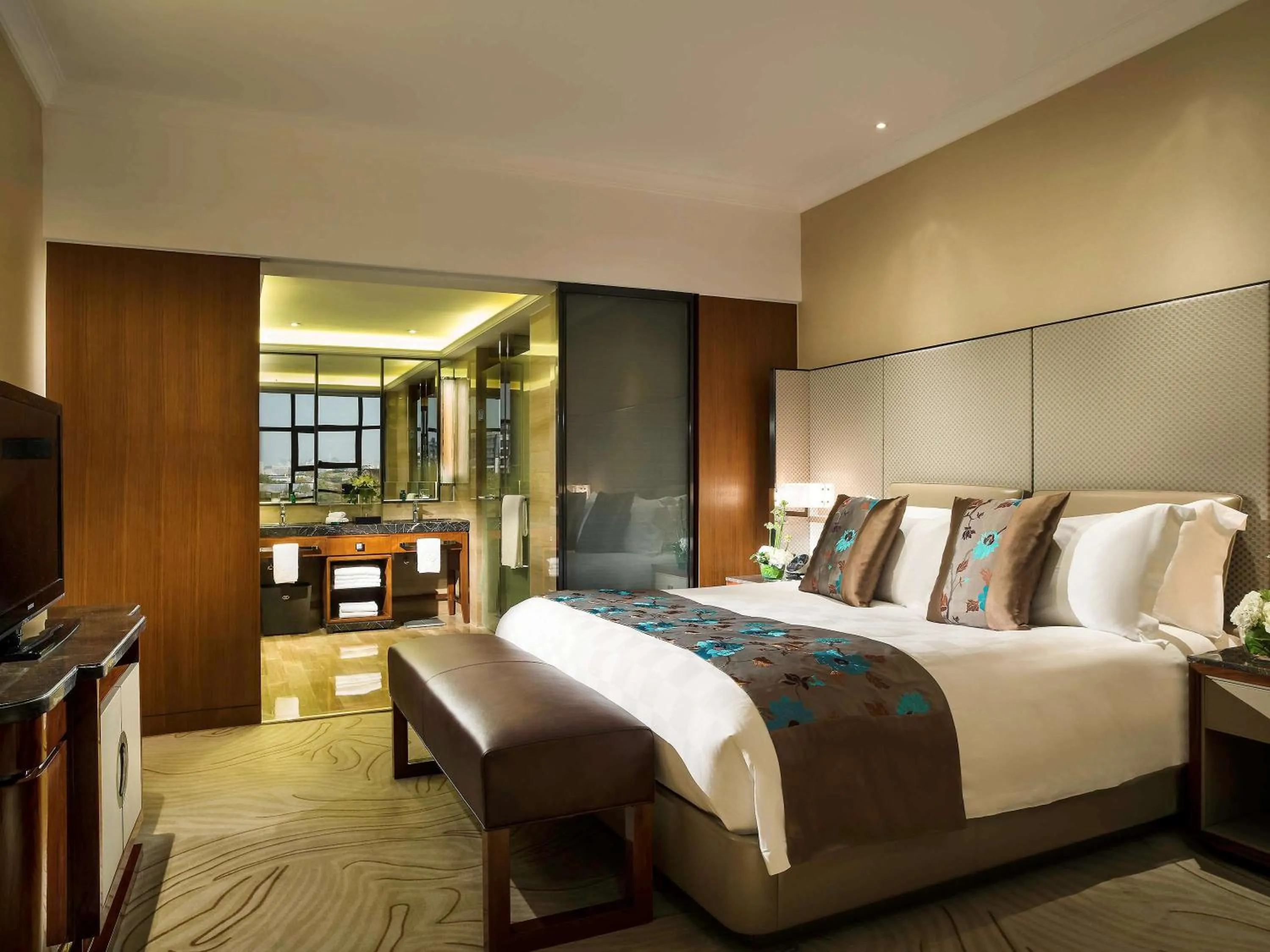 Photo of the whole room, Bed in Sofitel Hangzhou Westlake - Few steps to West Lake, with panoramic lake view terrace