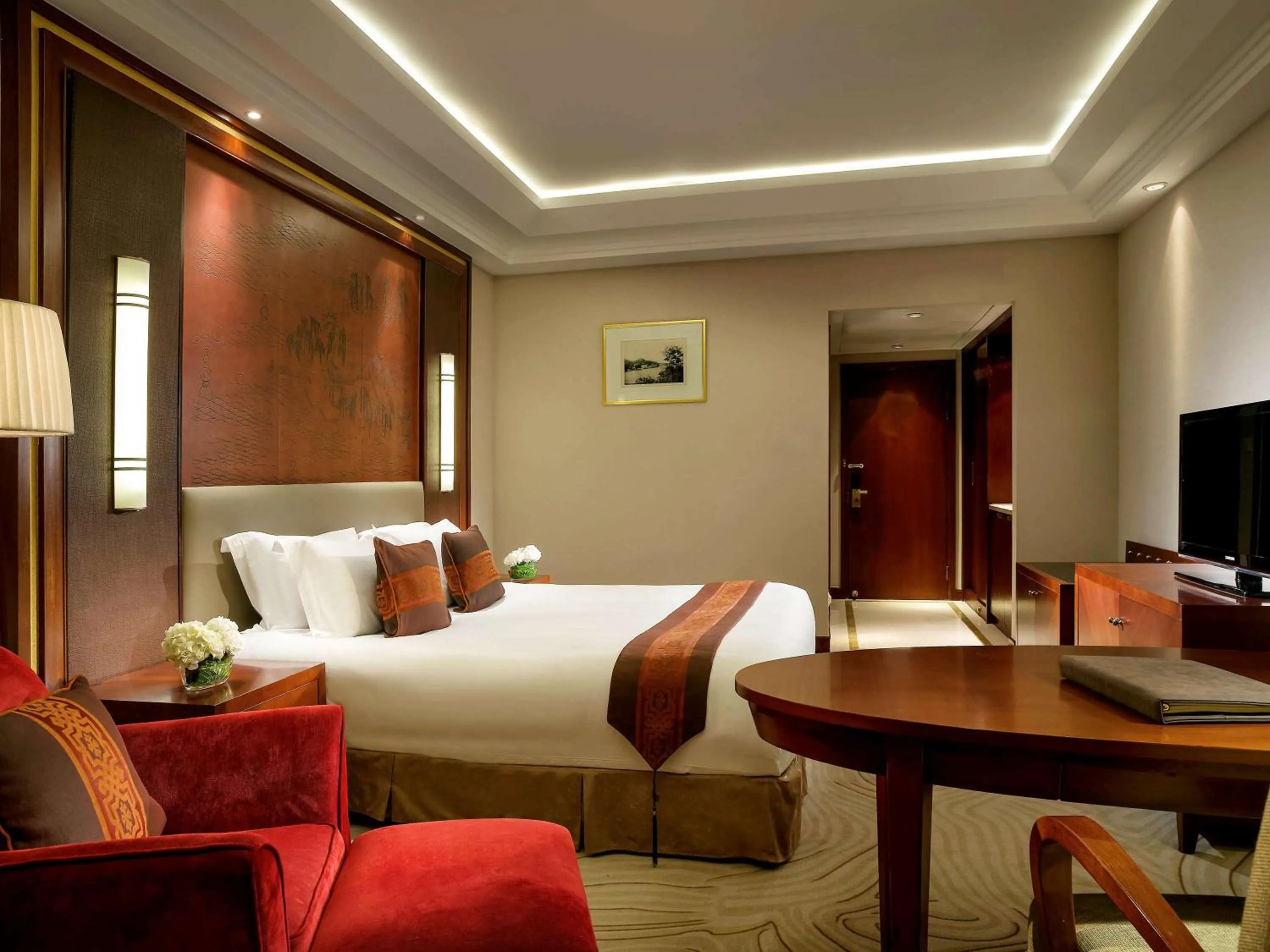 Bedroom, Bed in Sofitel Hangzhou Westlake - Few steps to West Lake, with panoramic lake view terrace