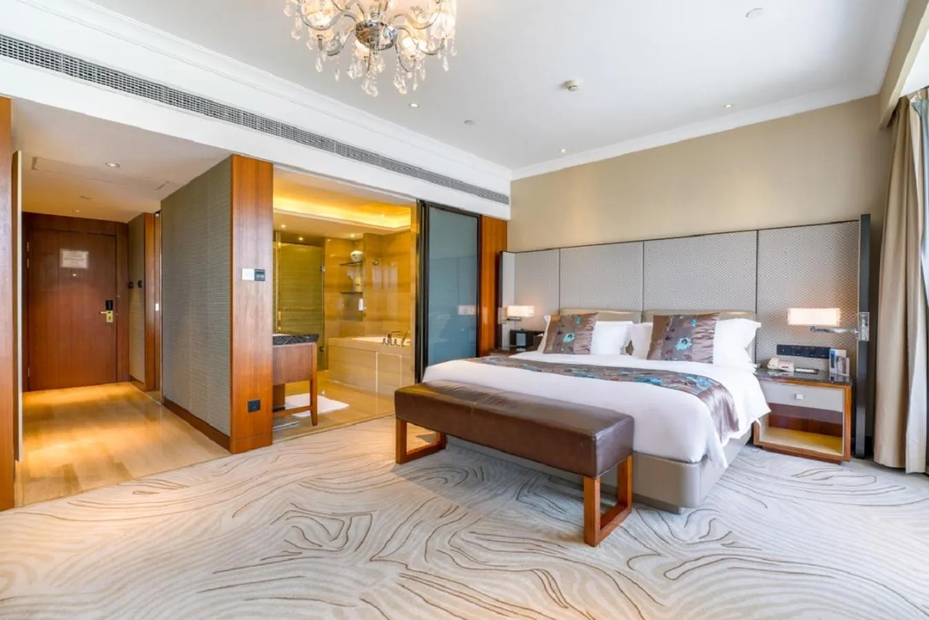 Photo of the whole room, Bed in Sofitel Hangzhou Westlake - Few steps to West Lake, with panoramic lake view terrace