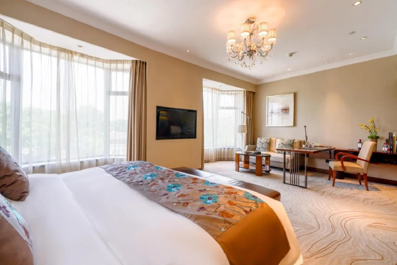 Photo of the whole room, Bed in Sofitel Hangzhou Westlake - Few steps to West Lake, with panoramic lake view terrace