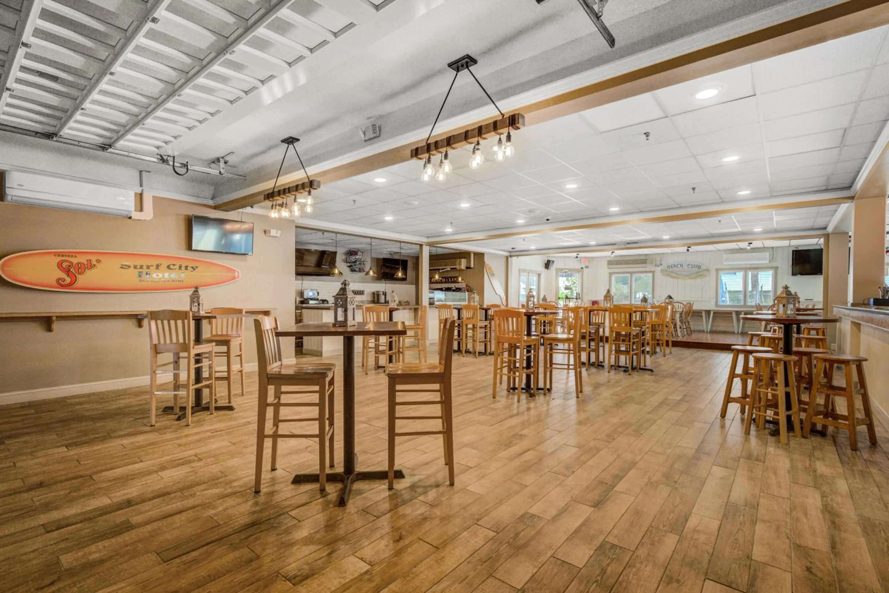 Restaurant/places to eat in Surf City Hotel