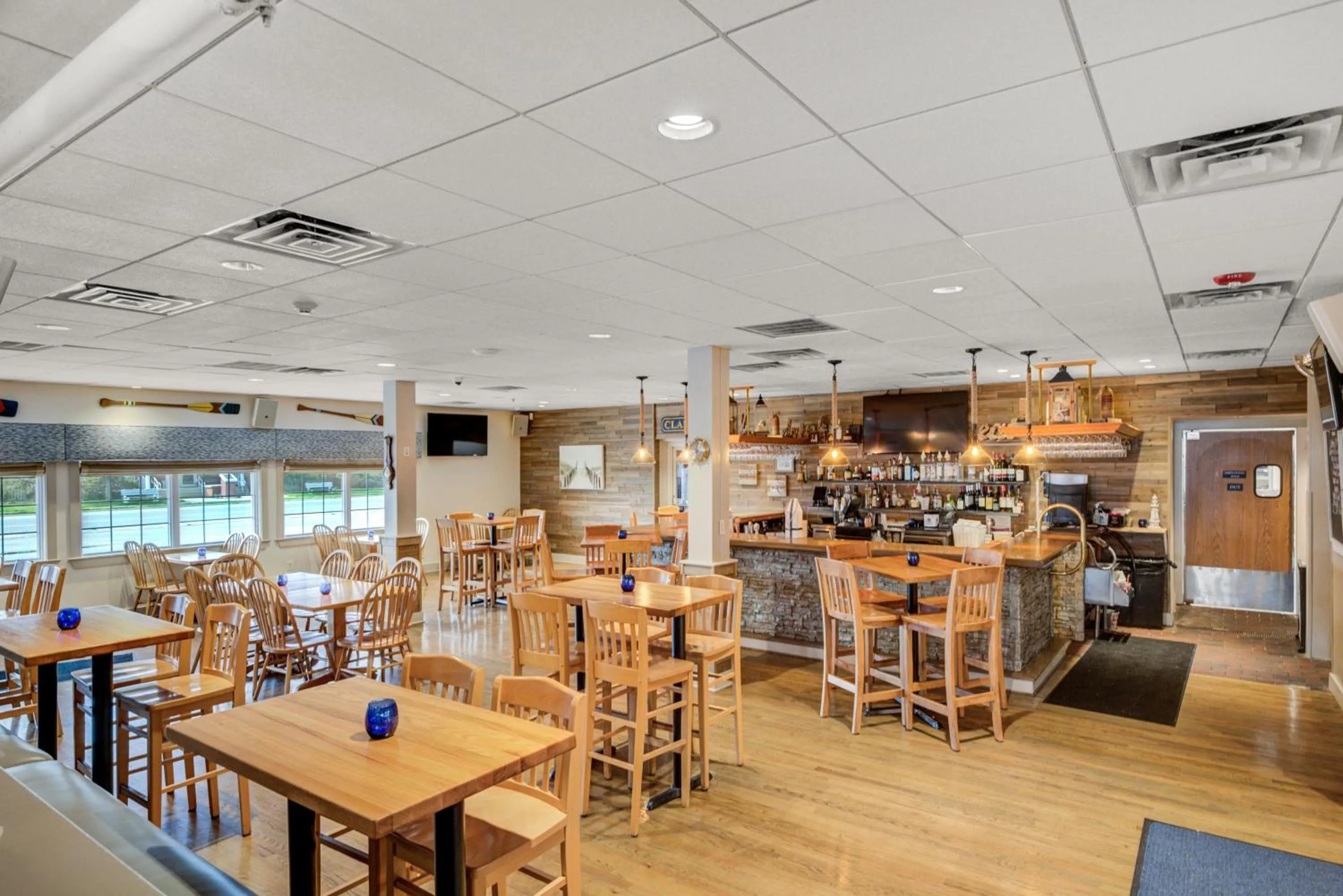 Restaurant/places to eat in Surf City Hotel