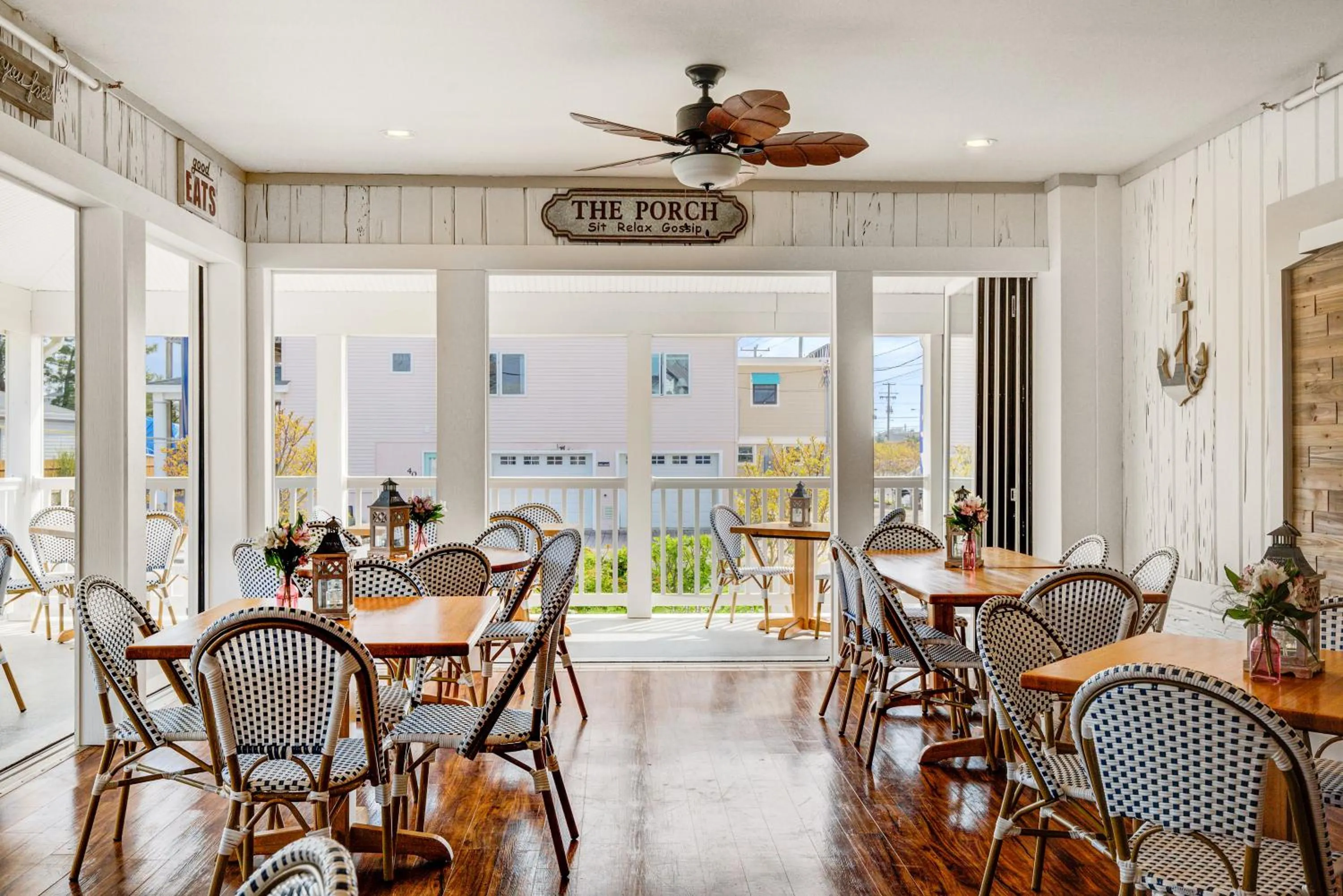 Restaurant/places to eat in Surf City Hotel