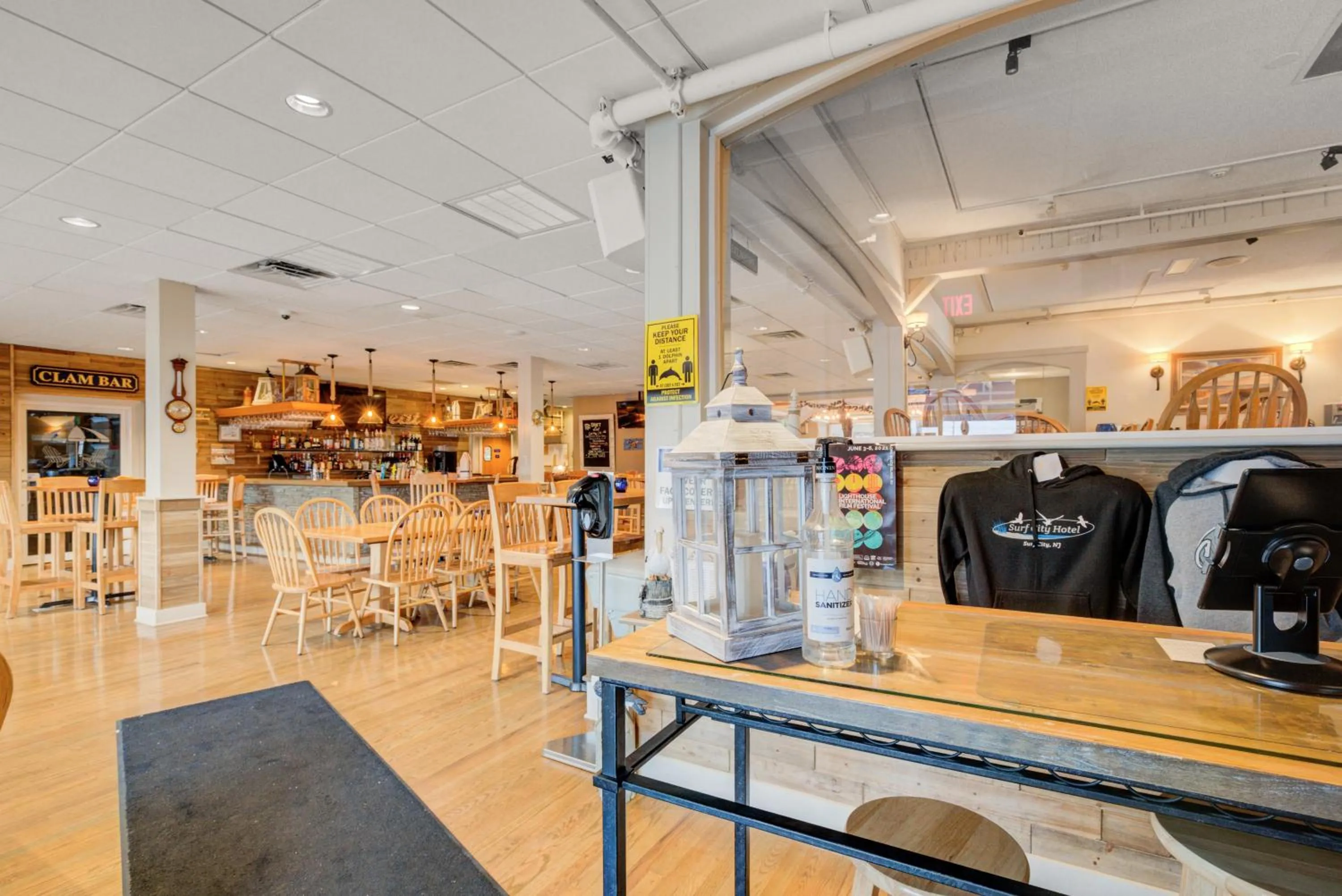 Restaurant/places to eat in Surf City Hotel