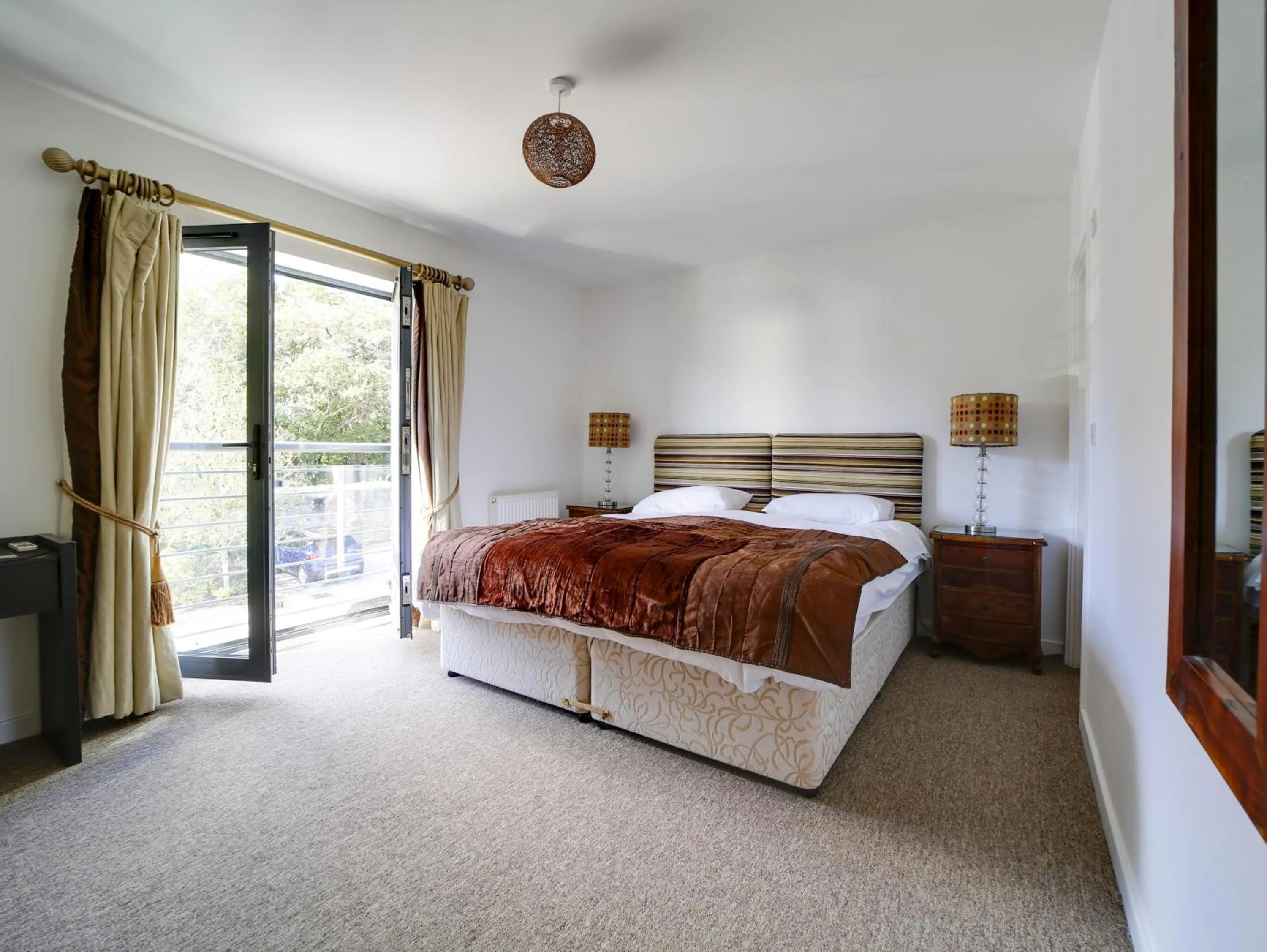 Bedroom, Bed in Wheel Water Collections