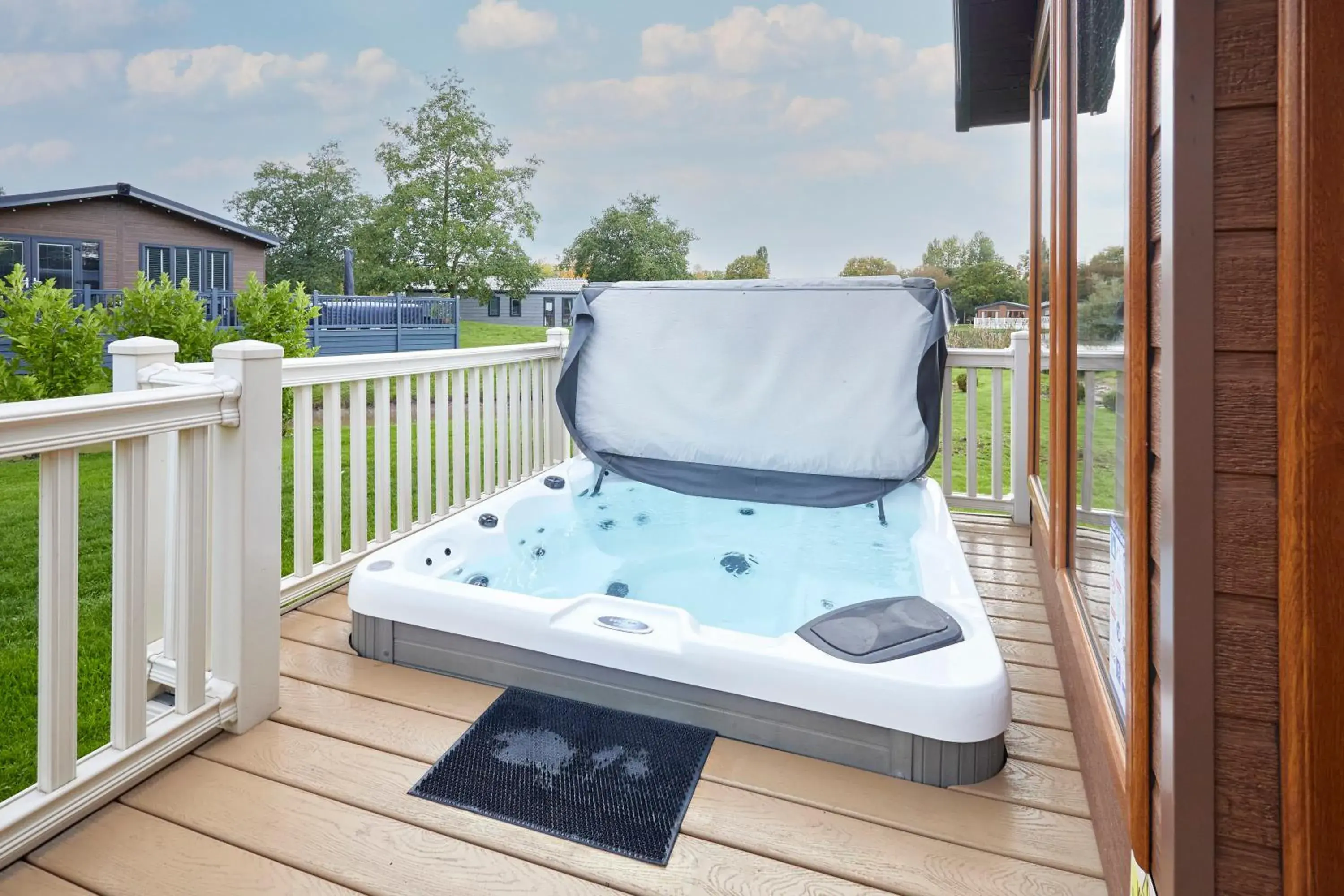 Kinship Lodge with Hot Tub Kinship Lodge with Hot Tub