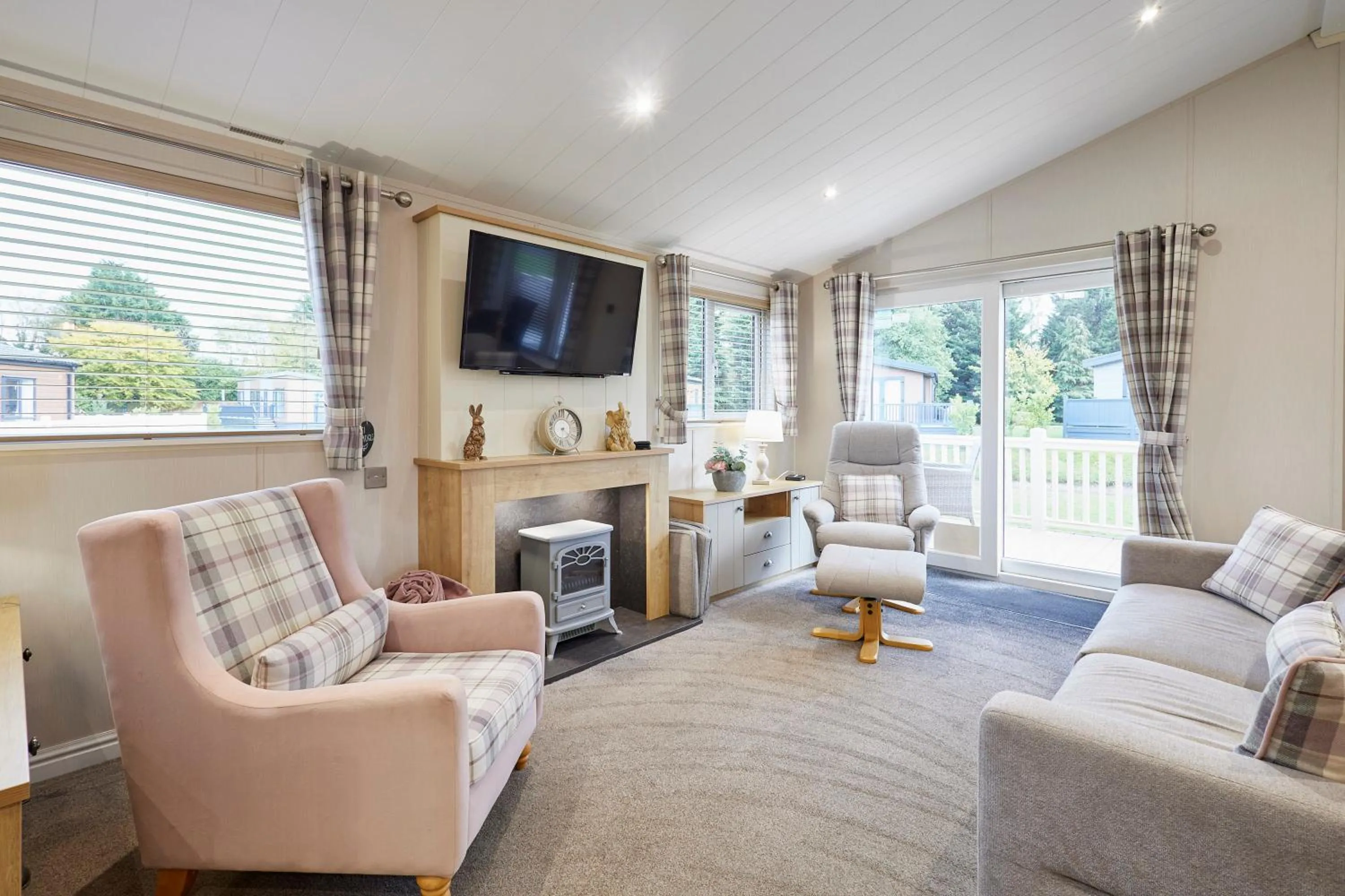 Communal lounge/ TV room in Kinship Lodge with Hot Tub