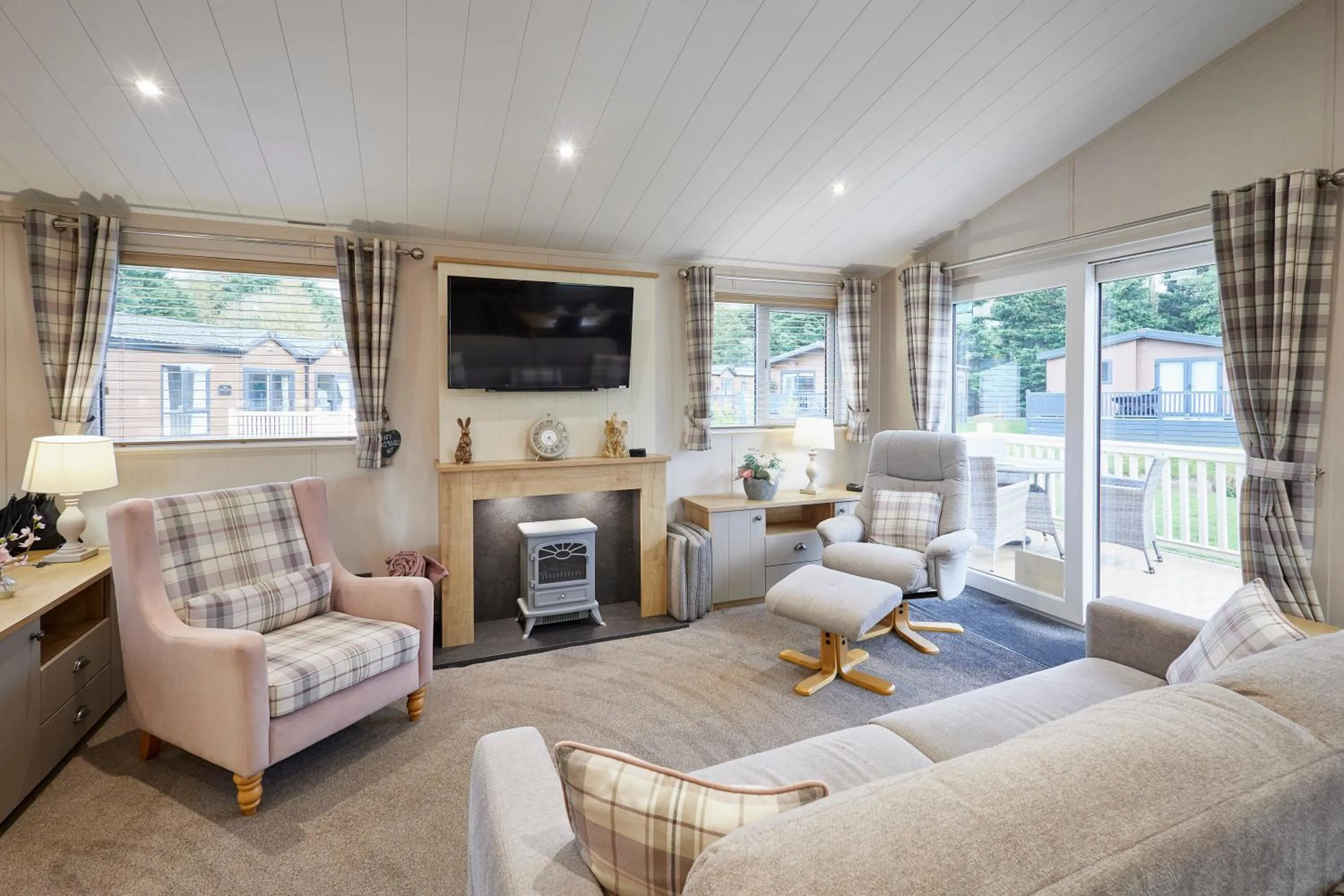 Communal lounge/ TV room in Kinship Lodge with Hot Tub