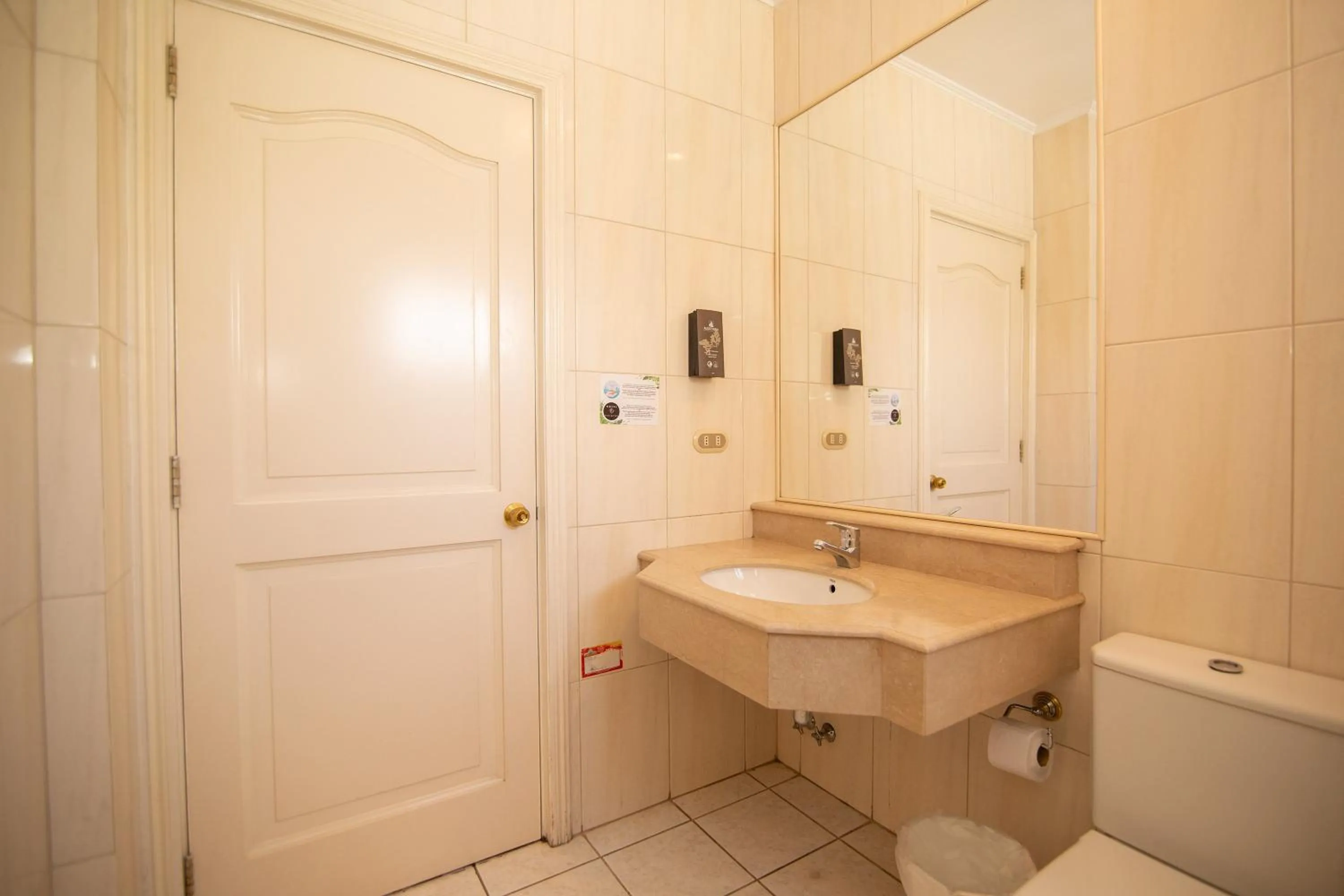 Shower in Hotel Inti Kuyen Plaza