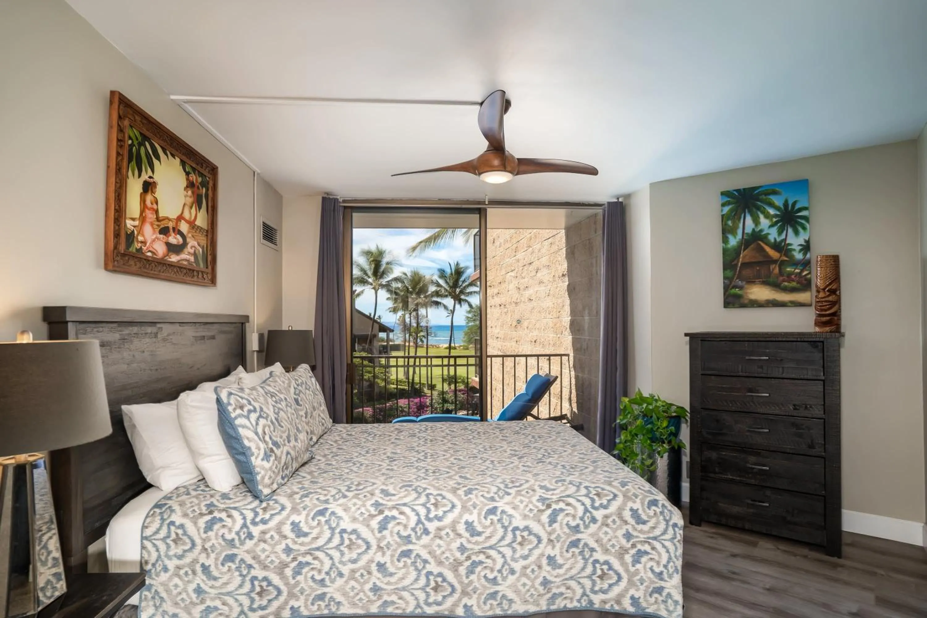 Bed in Sunny and Soothing Oceanfront Vistas