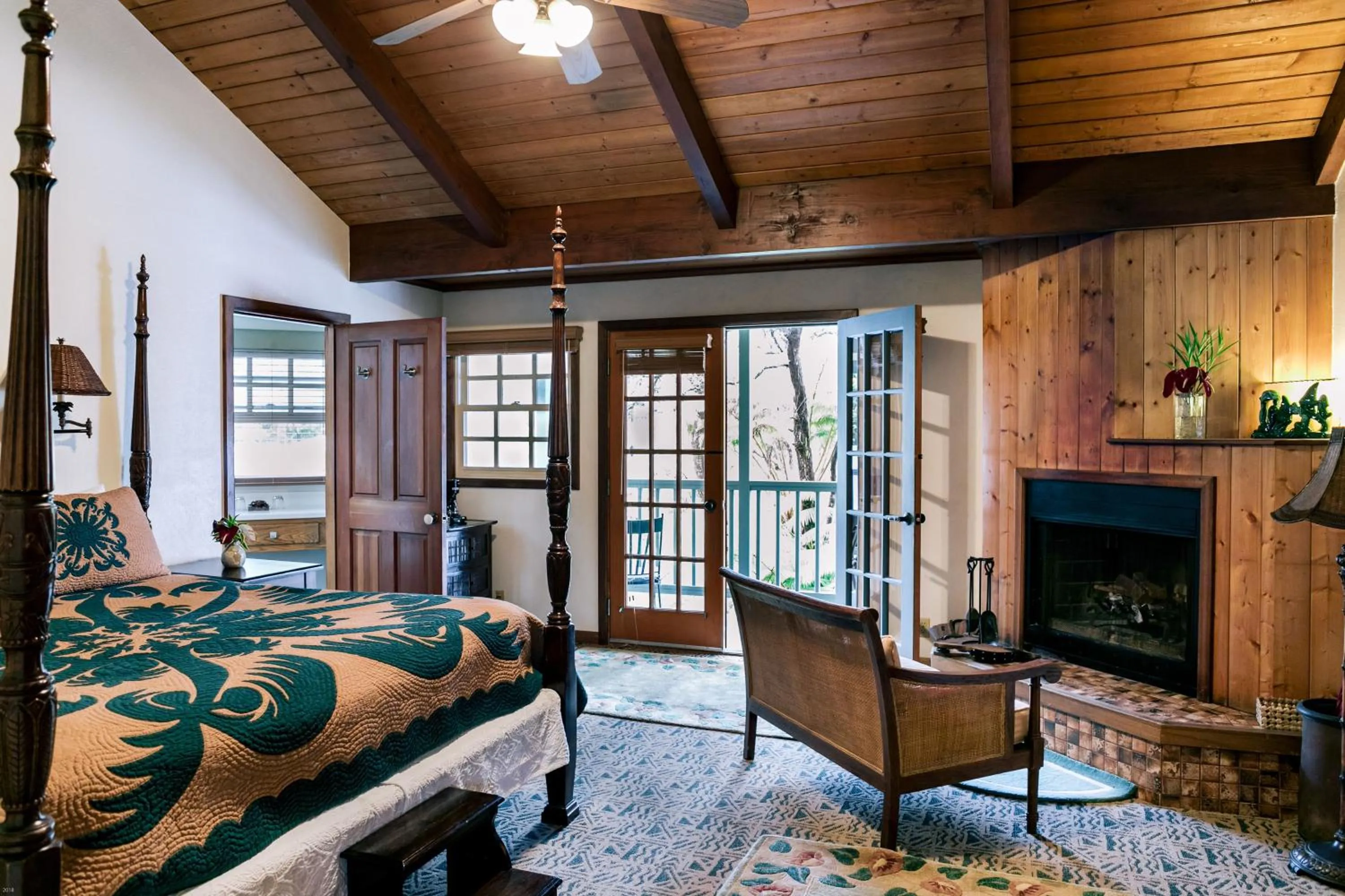 Photo of the whole room, Bed in Kilauea Lodge and Restaurant