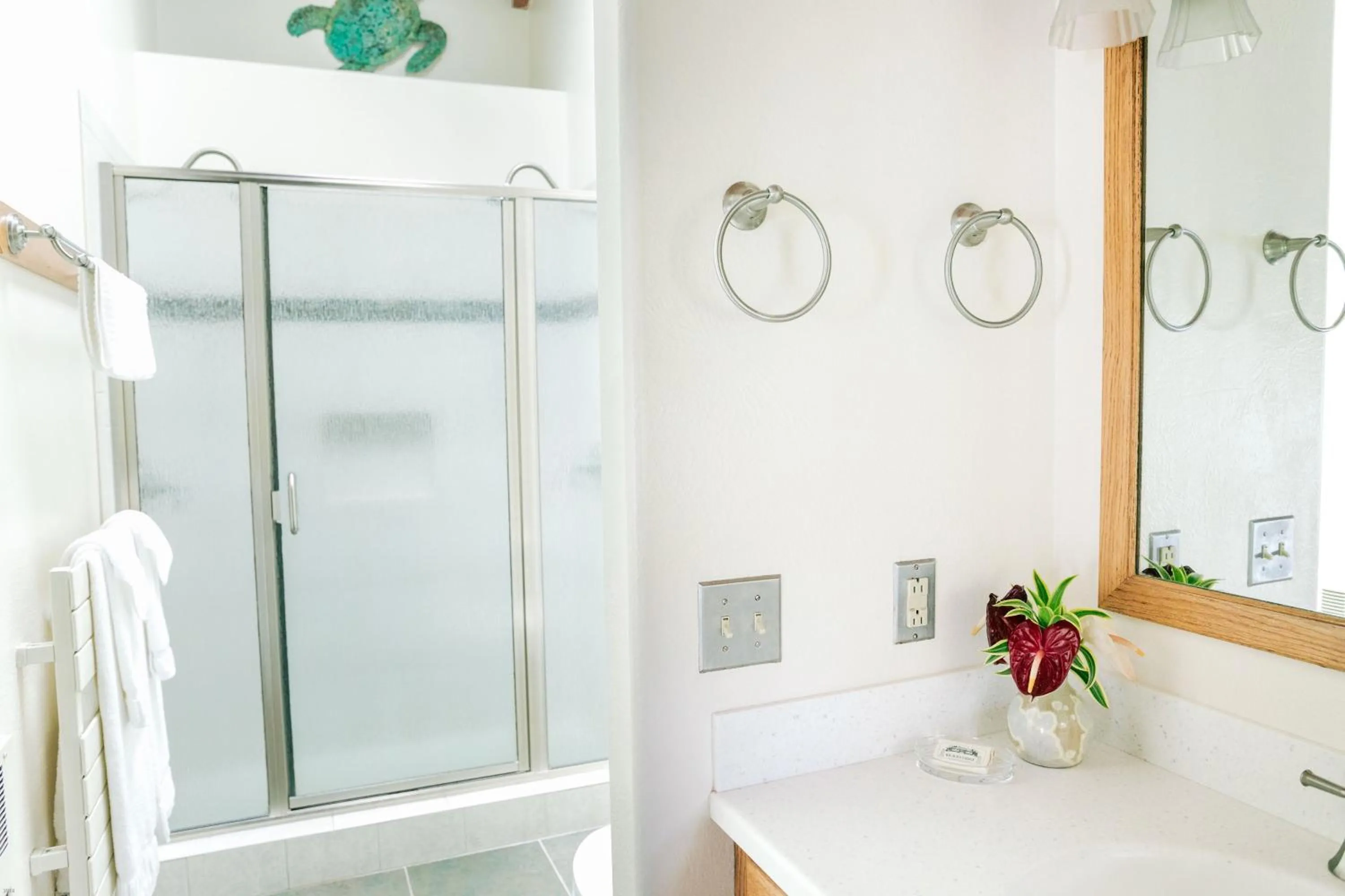 Bathroom in Kilauea Lodge and Restaurant