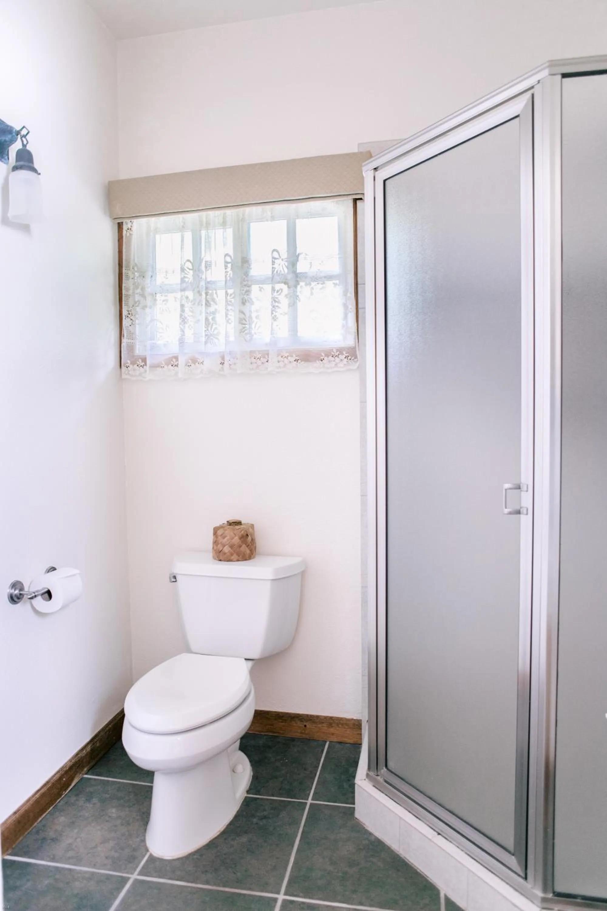 Toilet in Kilauea Lodge and Restaurant