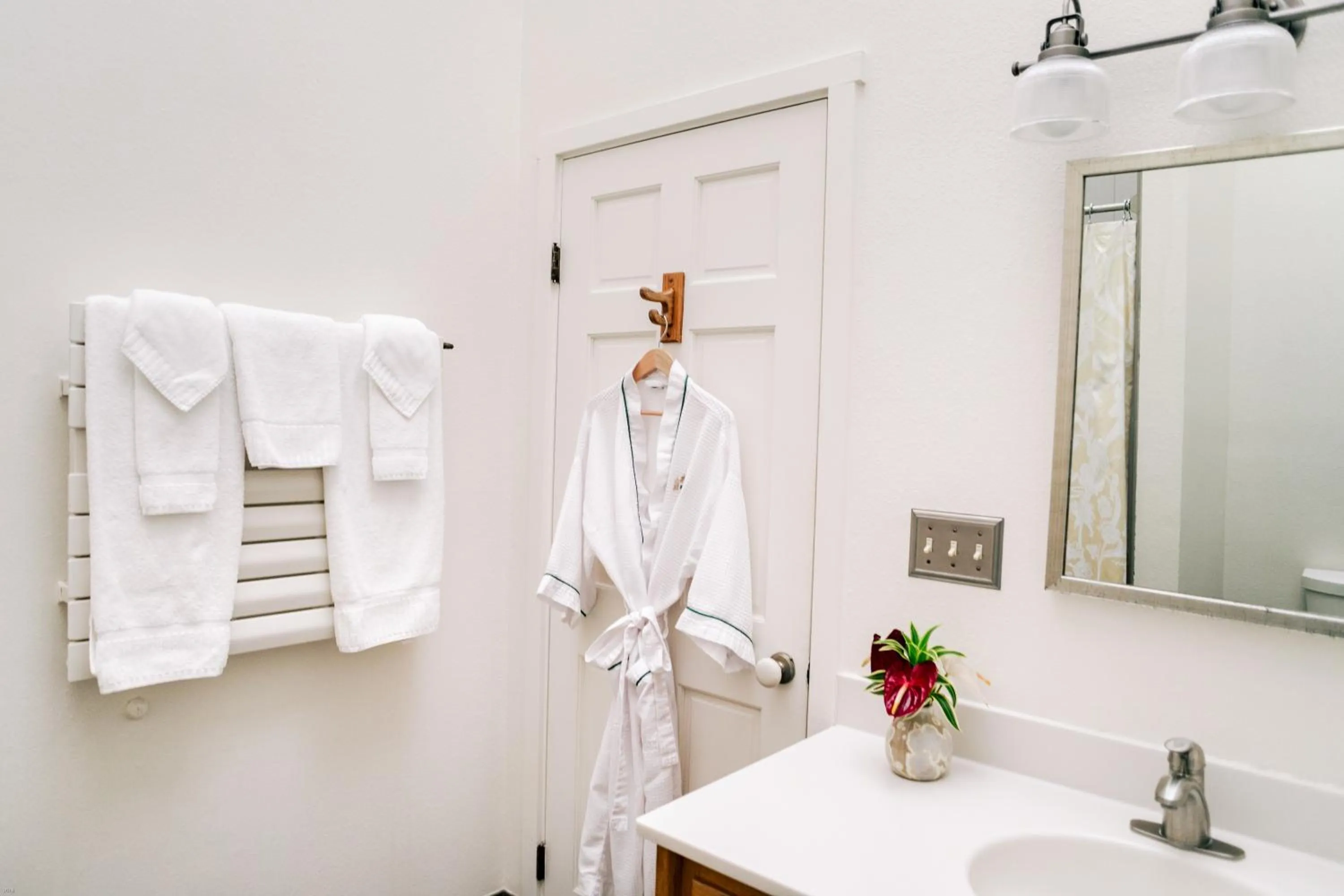 Bathroom in Kilauea Lodge and Restaurant