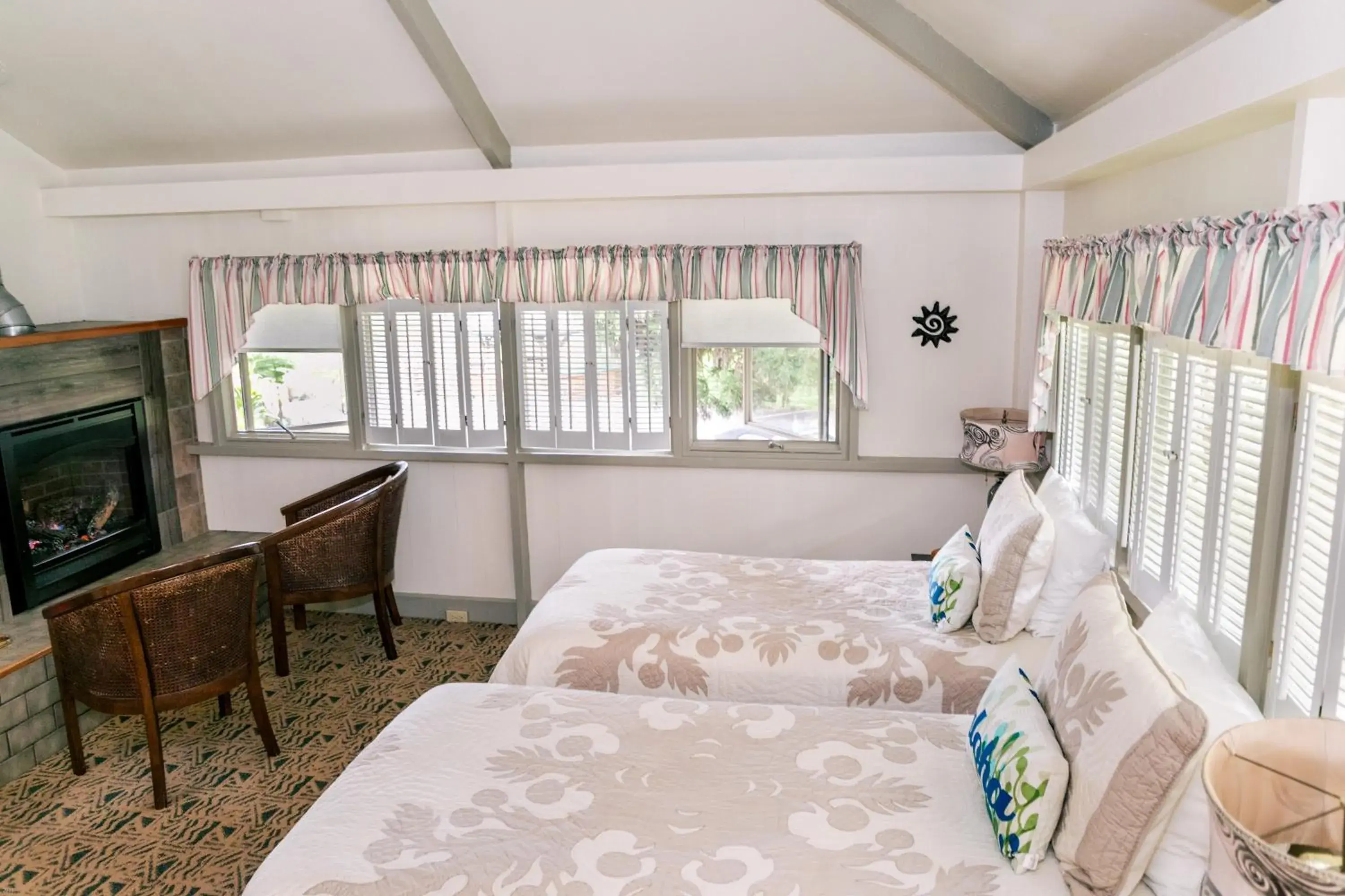 Standard Twin Room in Kilauea Lodge and Restaurant Standard Twin Room in Kilauea Lodge and Restaurant