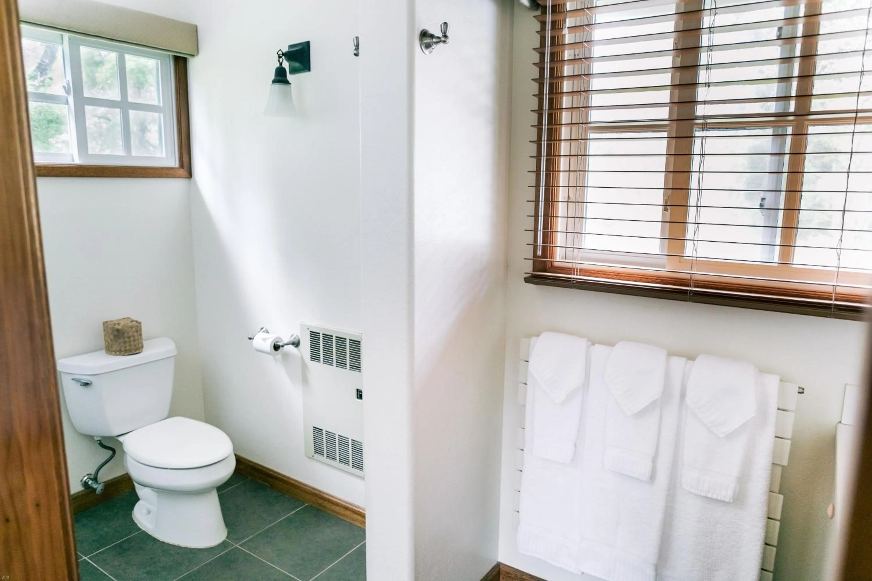 Toilet in Kilauea Lodge and Restaurant