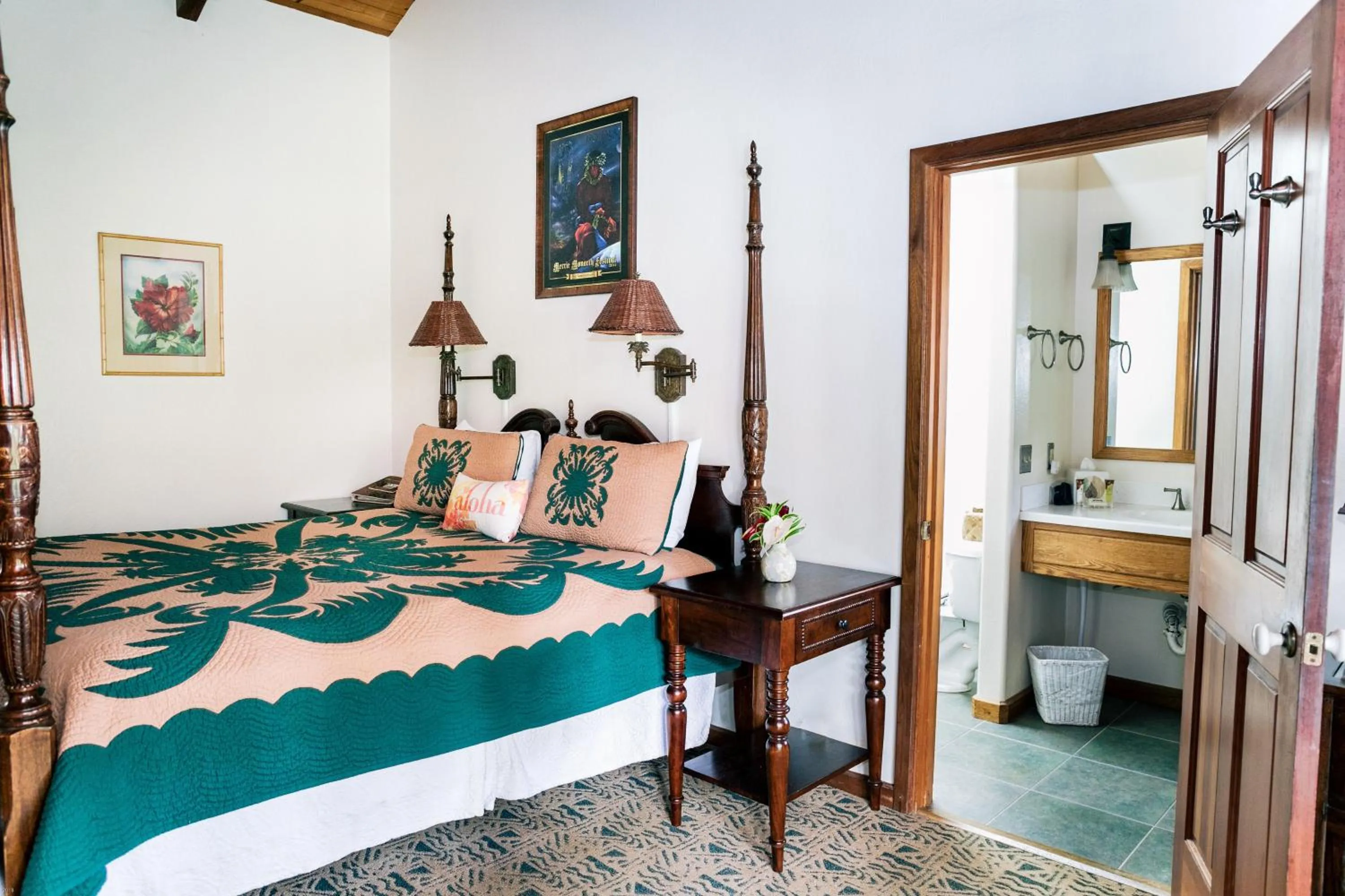 Bedroom, Bed in Kilauea Lodge and Restaurant