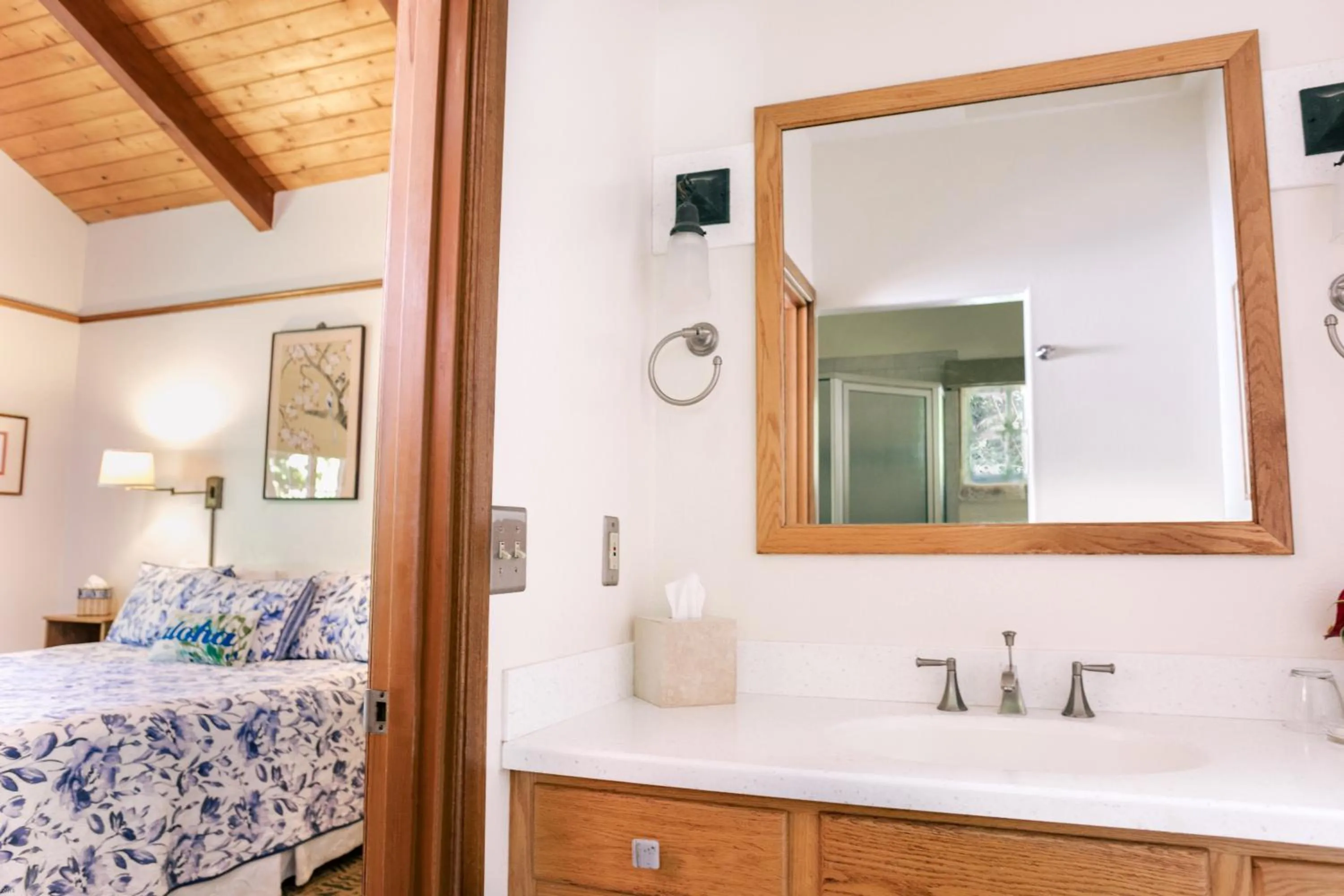Bathroom, Bed in Kilauea Lodge and Restaurant
