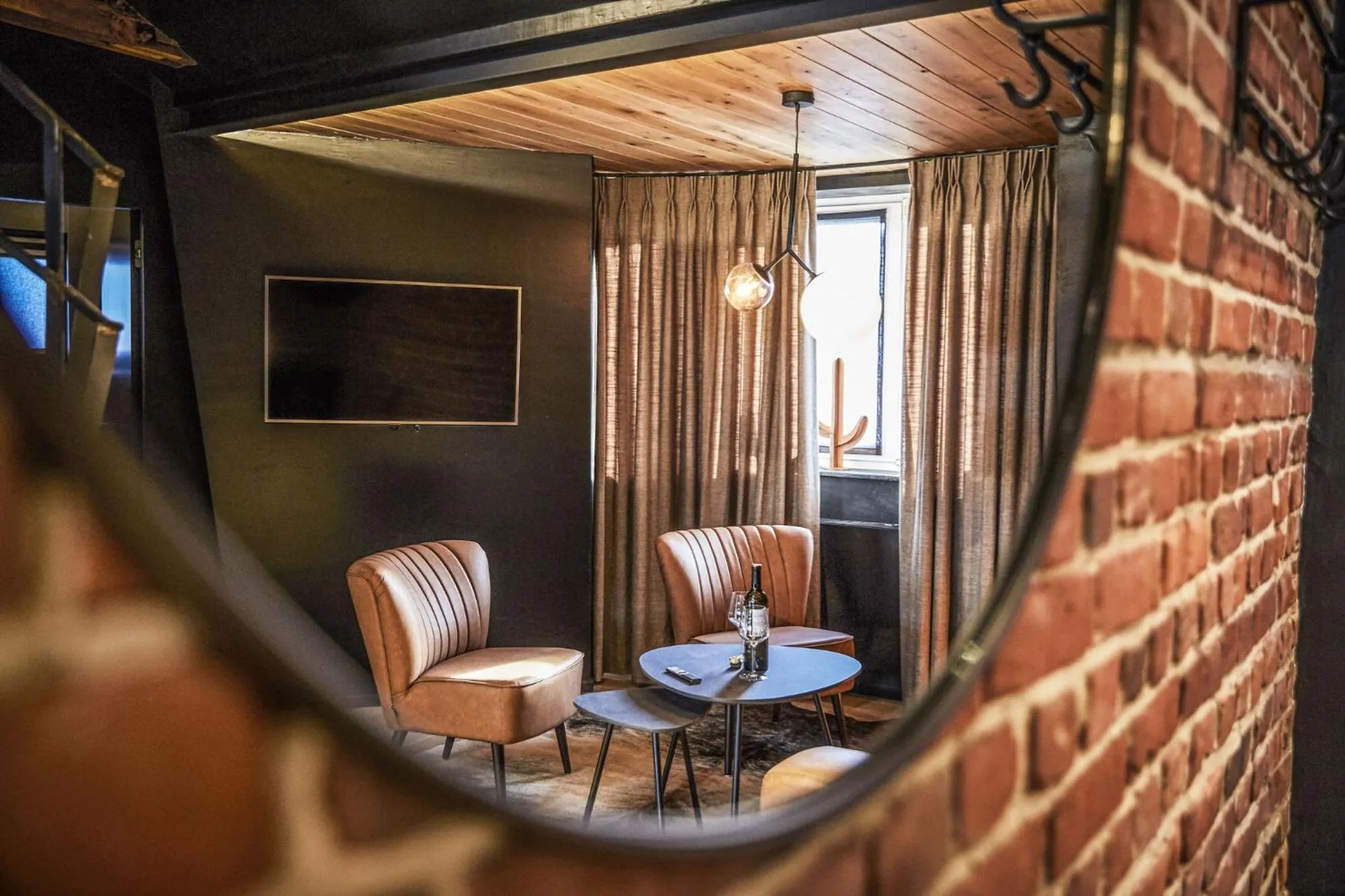 TV and multimedia in Hotel ONIRO - Luxury Rooms & Wellness Suites