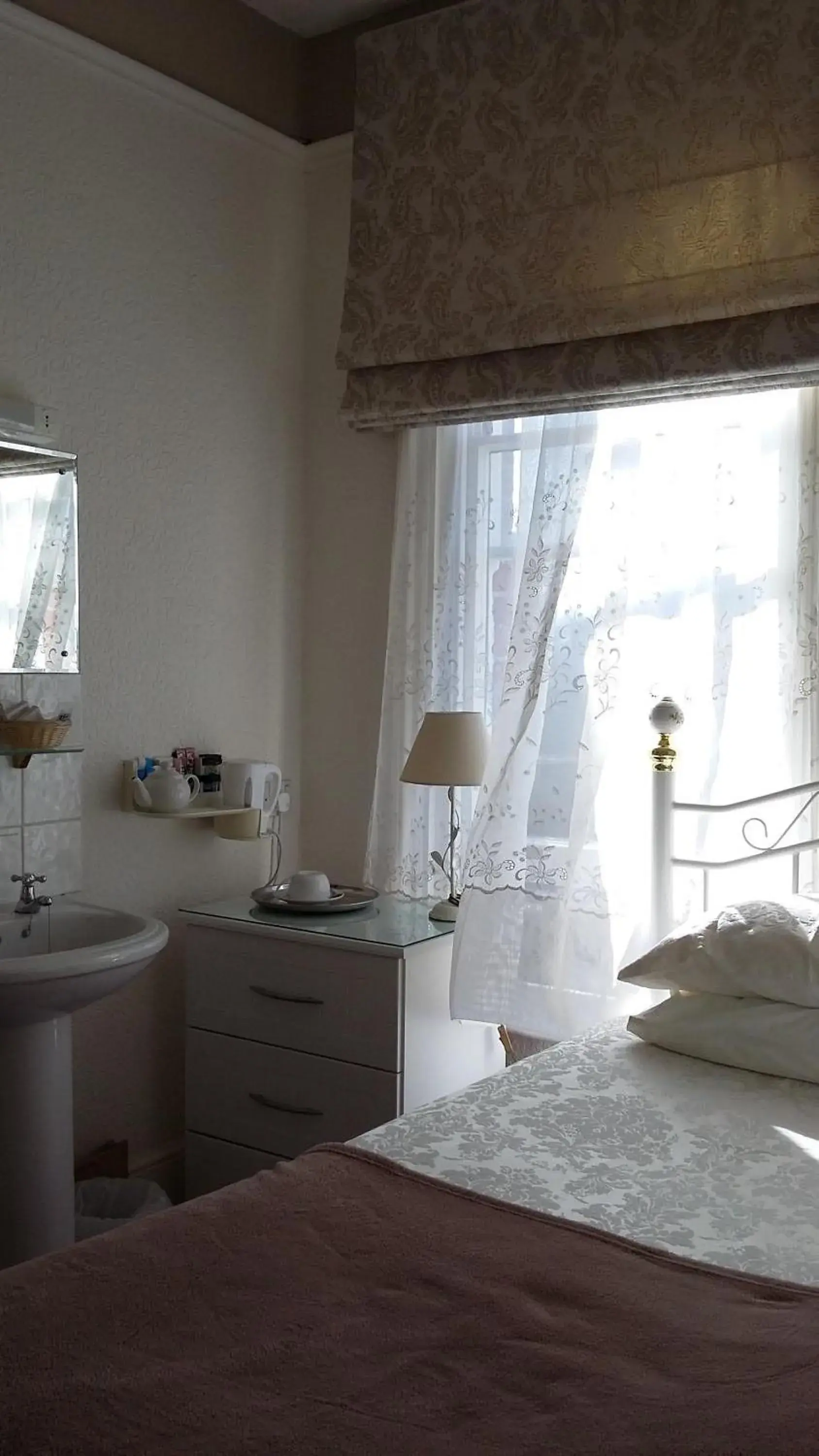 Cozy Single Room with Private Bathroom - single occupancy in Maison Dieu Guest House Cozy Single Room with Private Bathroom - single occupancy in Maison Dieu Guest House