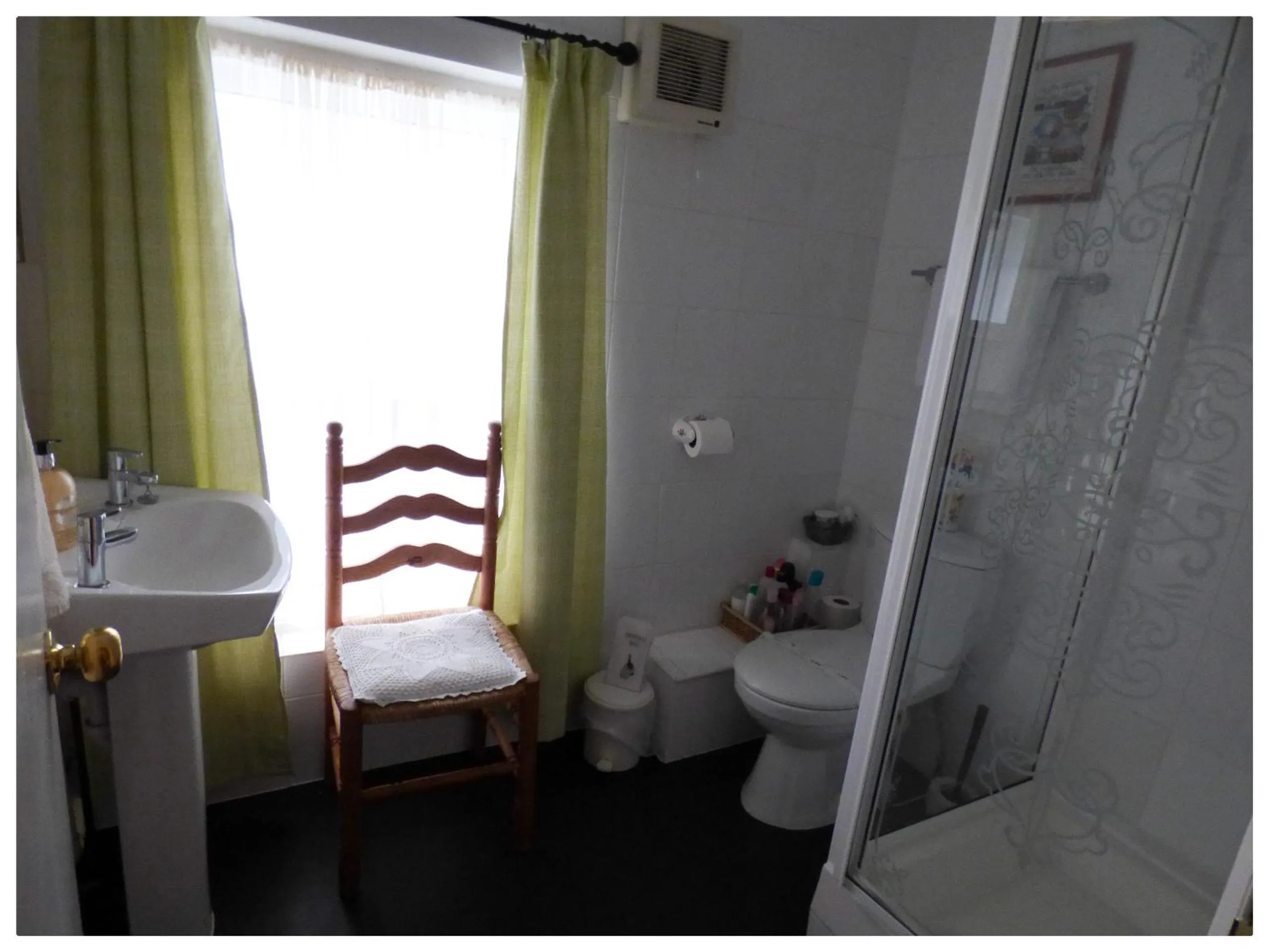 Shower in Maison Dieu Guest House