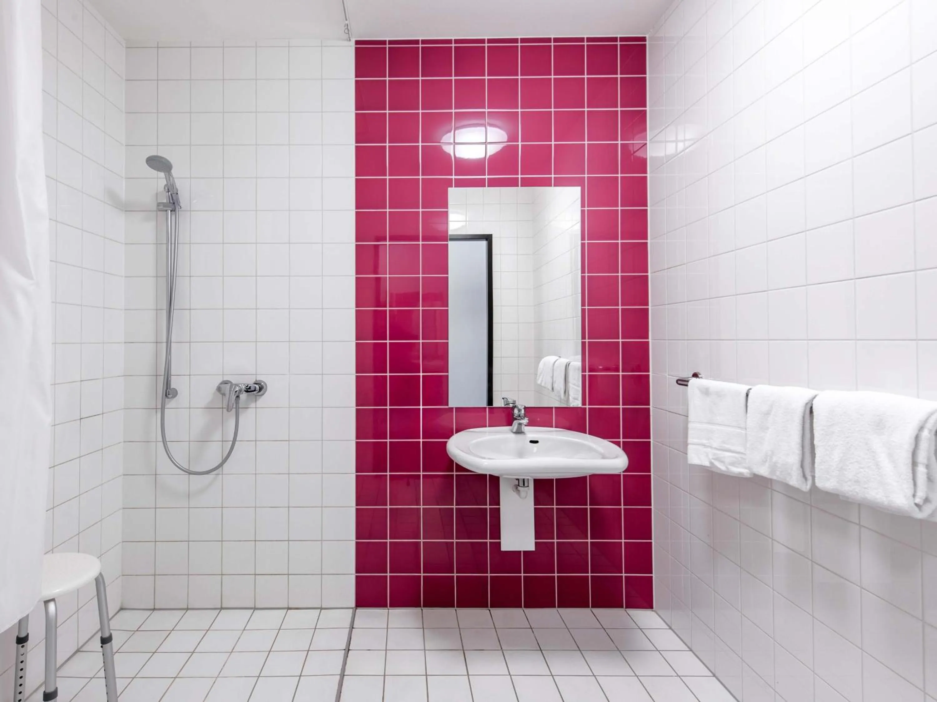 Bathroom in B&B Hotel München City-Nord