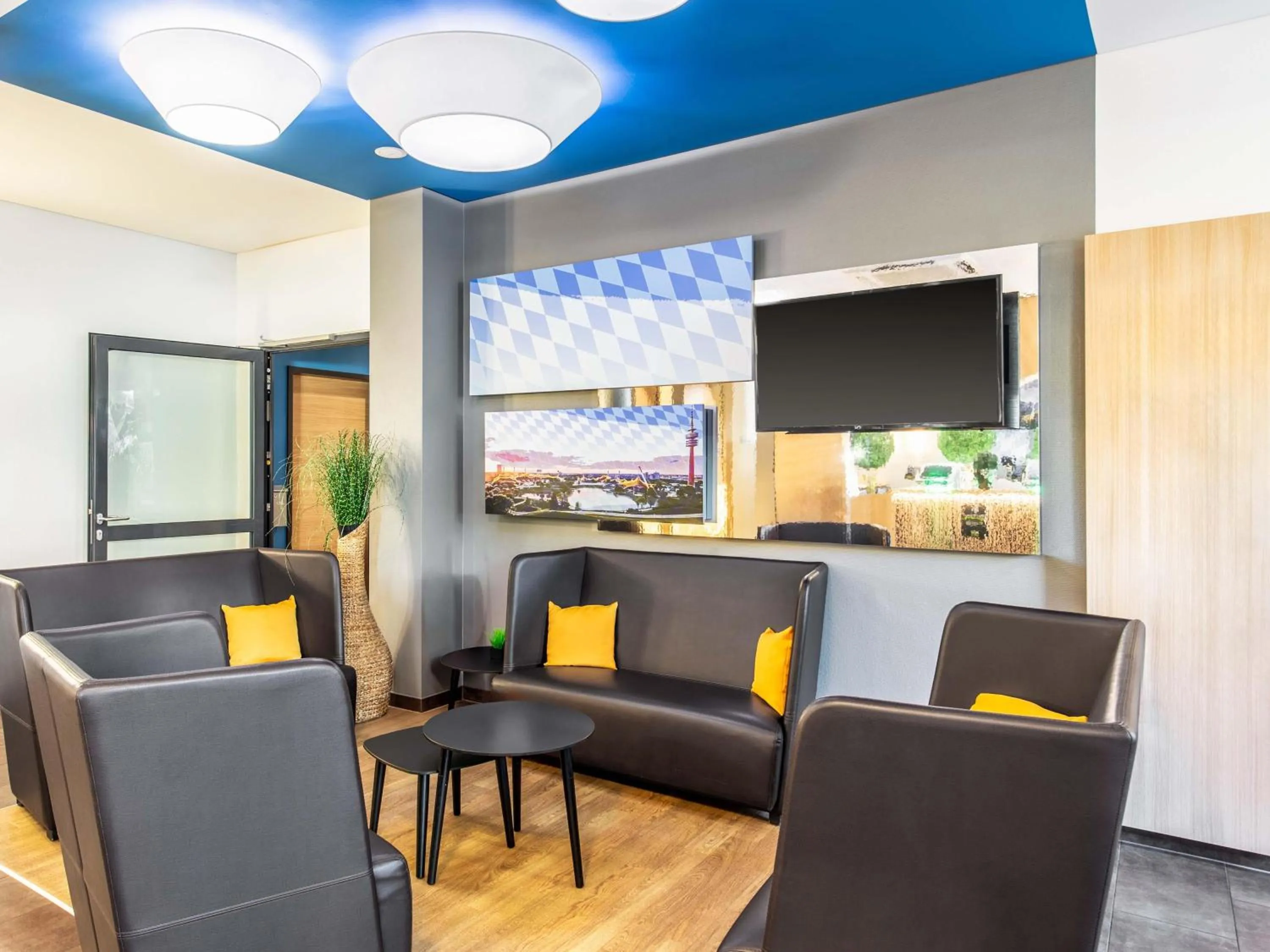 Lobby or reception in B&B Hotel München City-Nord