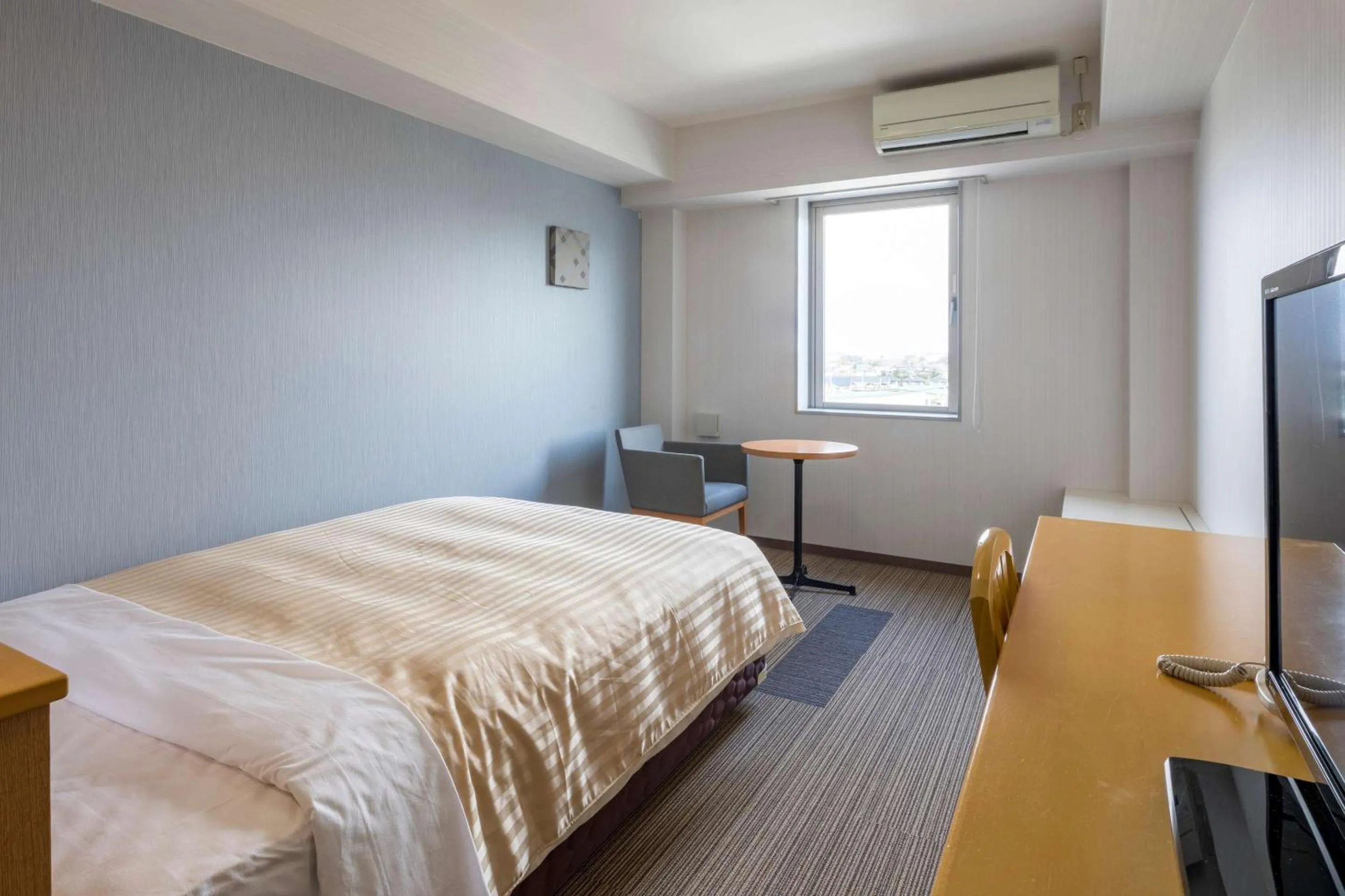 Bedroom, Bed in Comfort Inn Yokaichi