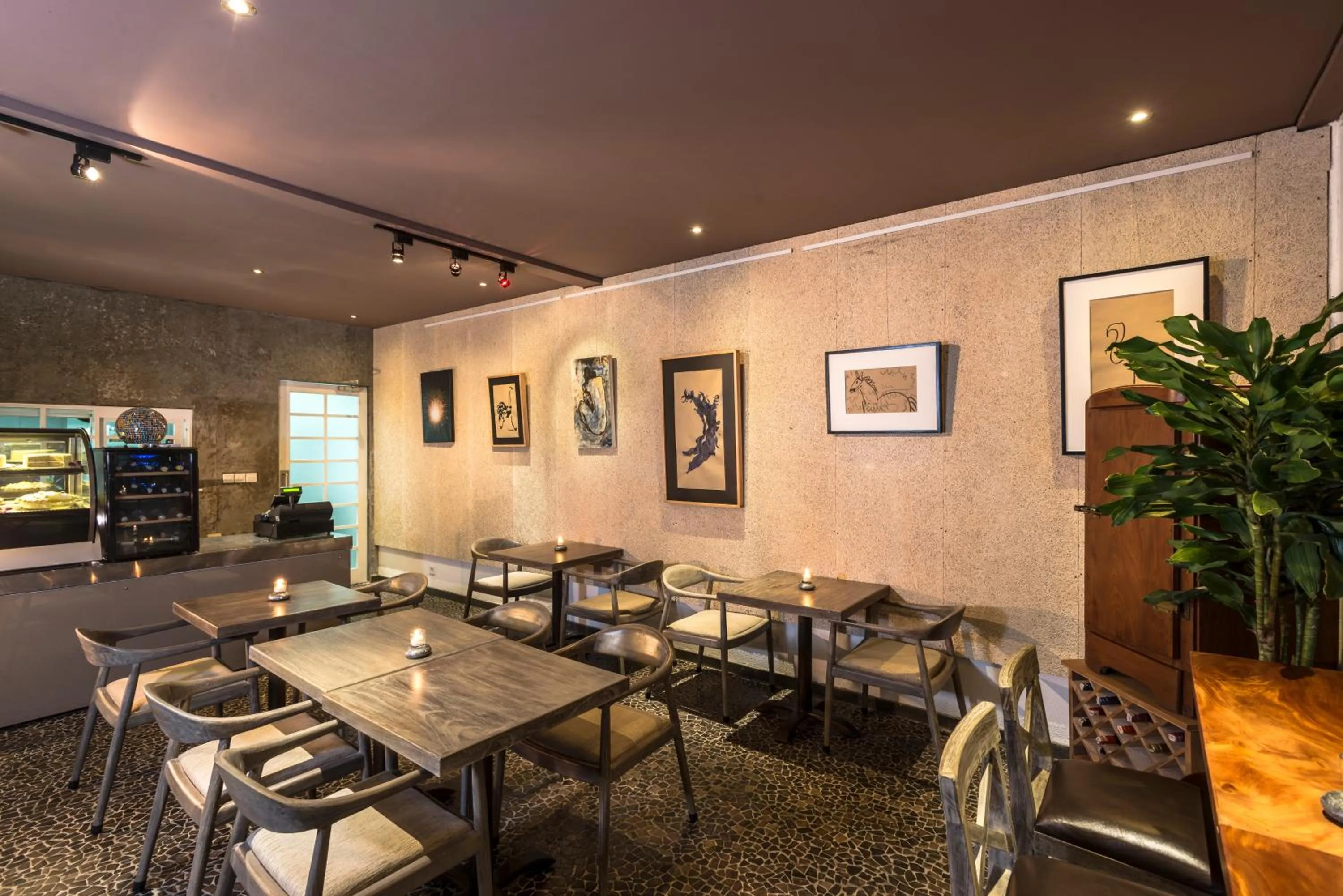 Restaurant/places to eat in Kejora Suites