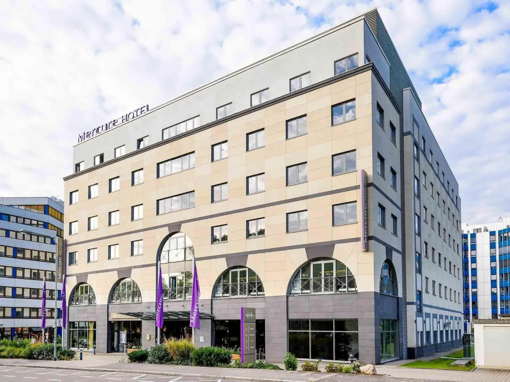 Property building in Mercure Hotel Frankfurt Eschborn Süd Property building in Mercure Hotel Frankfurt Eschborn Süd