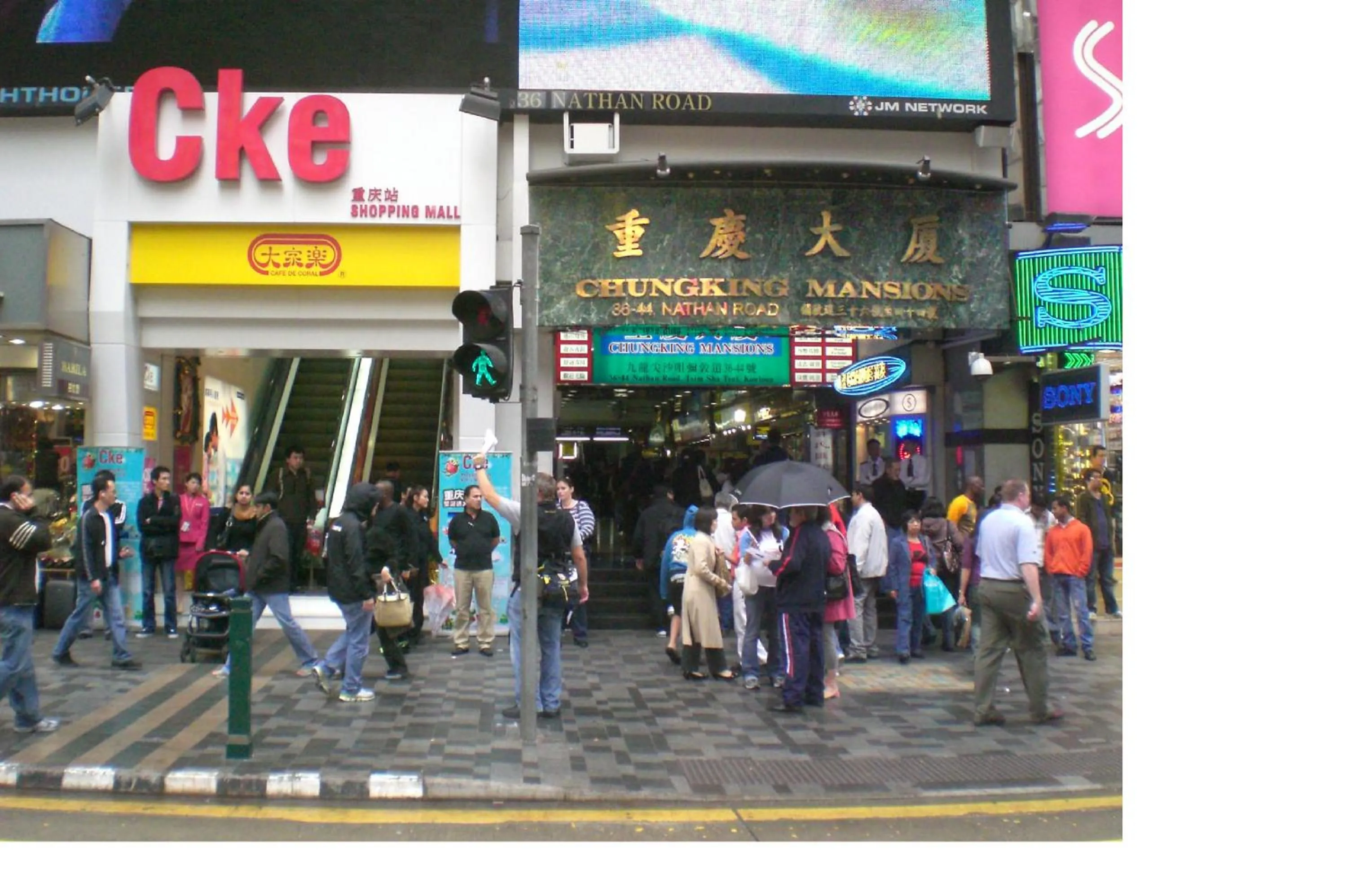 Facade/entrance in Skylark Hostel