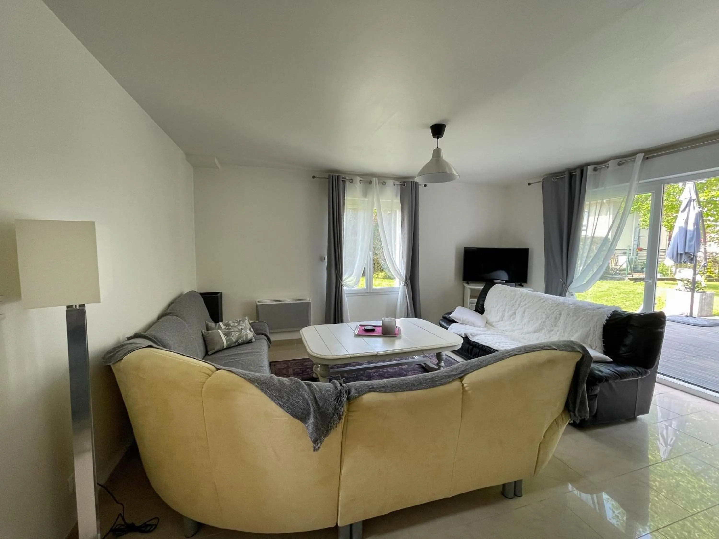 Living room, Bed in LA MAISON DE DELSY